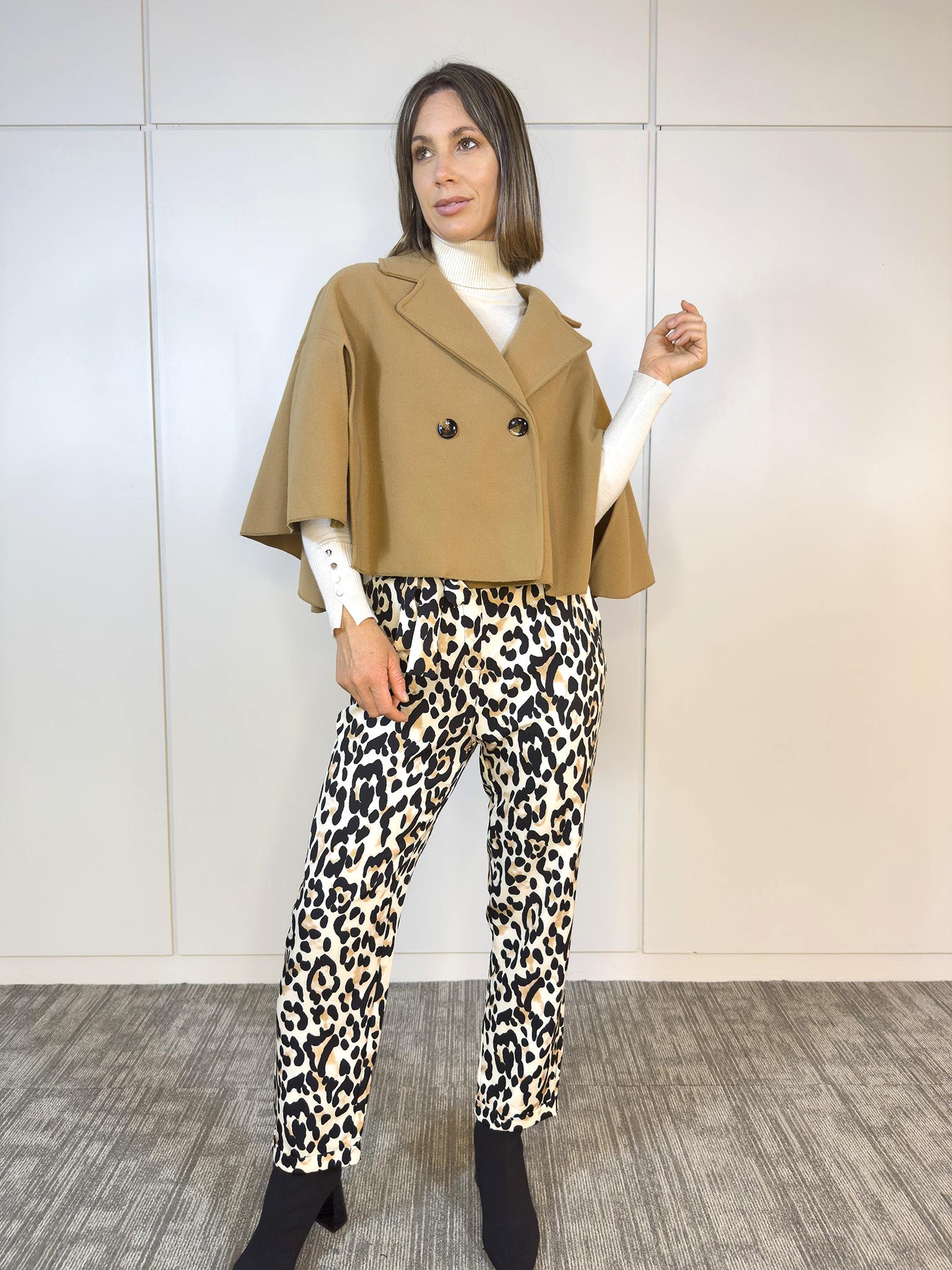 Vista trasera de la Capa de Paño Camel con corte elegante