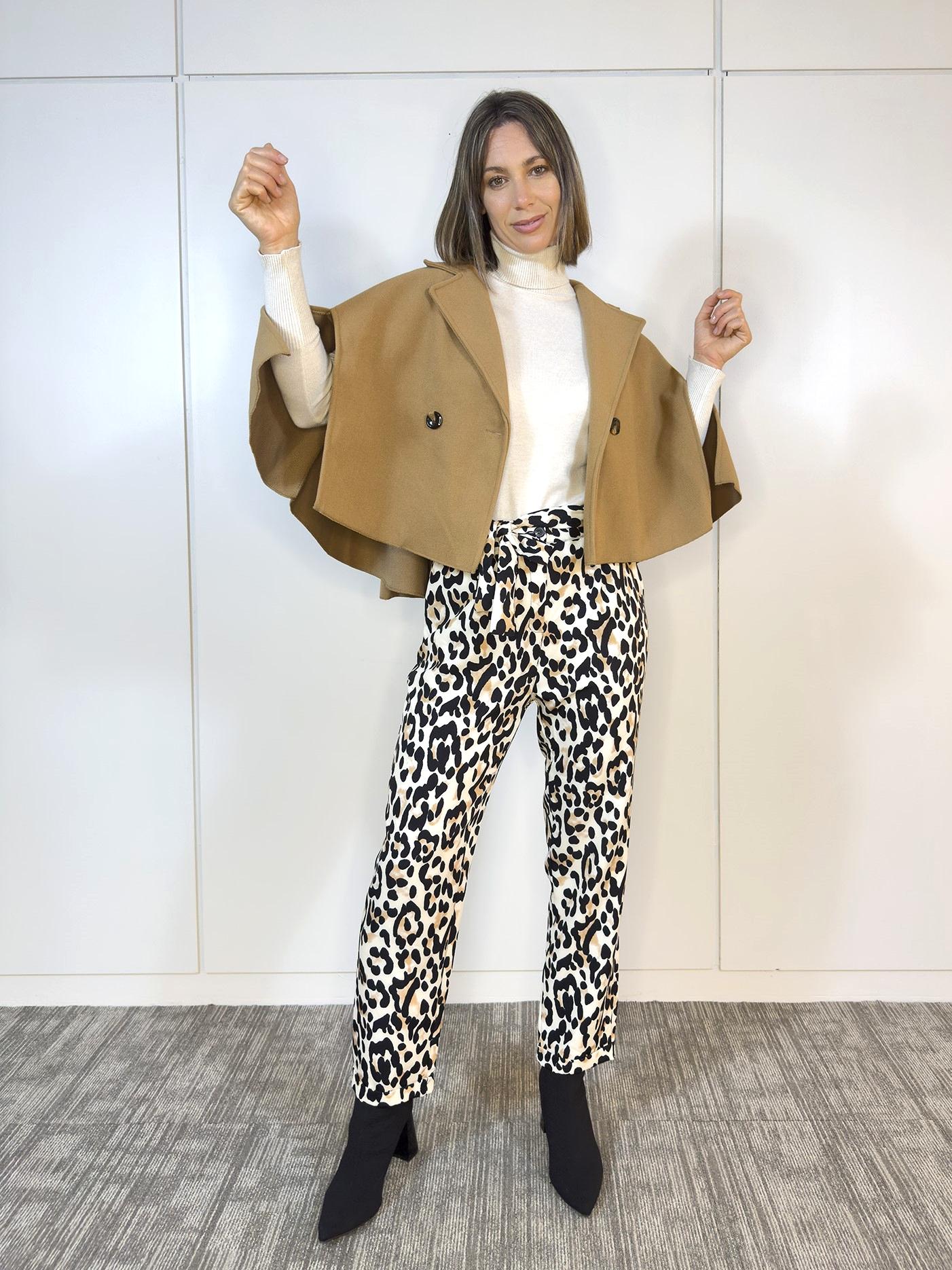 Capa en color camel combinada con pantalón claro