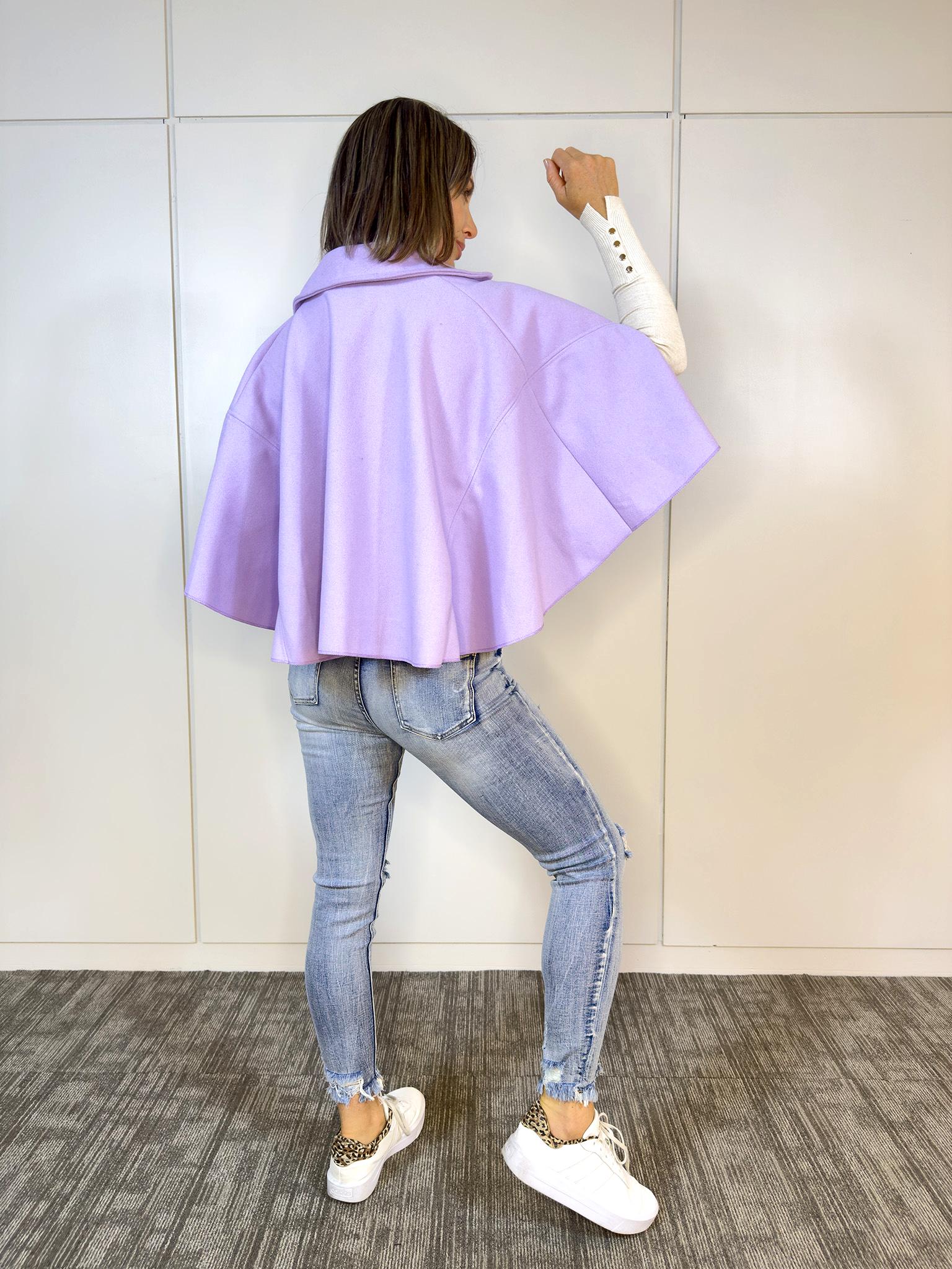 Capa de Paño Lila combinada con vestido para un look empoderado