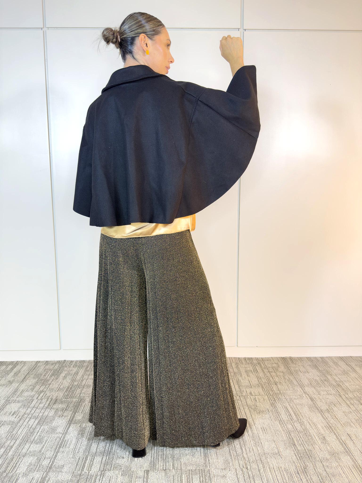 Detalle de la textura y calidad premium de la Capa de Paño Negra