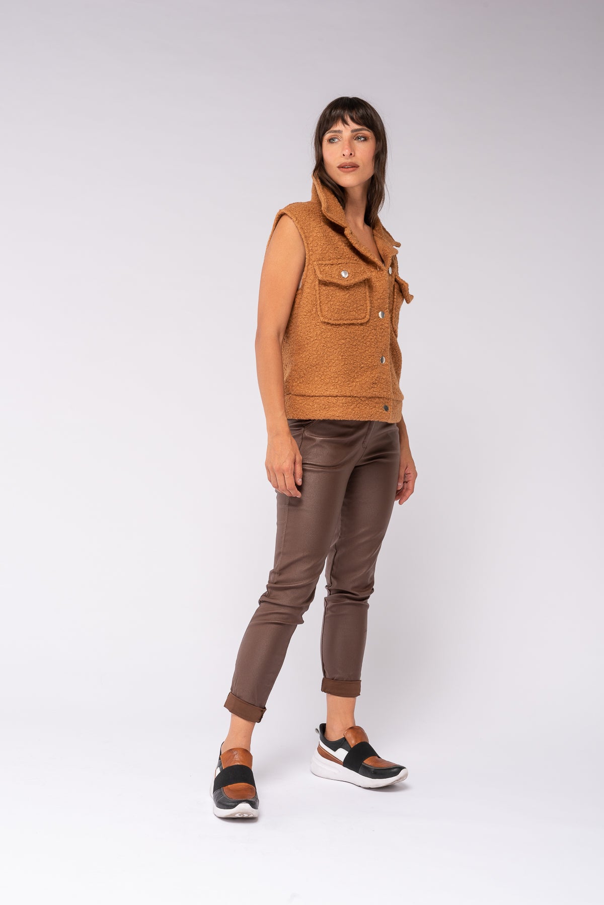 Detalle del tejido boucle rizado del chaleco camel