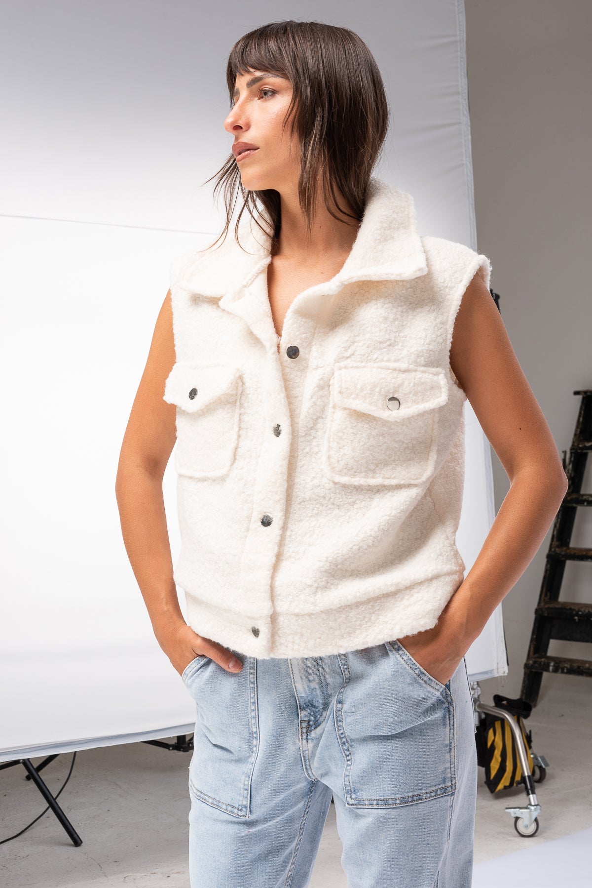 Chaleco Boucle Crudo en tela boucle rizada - vista frontal