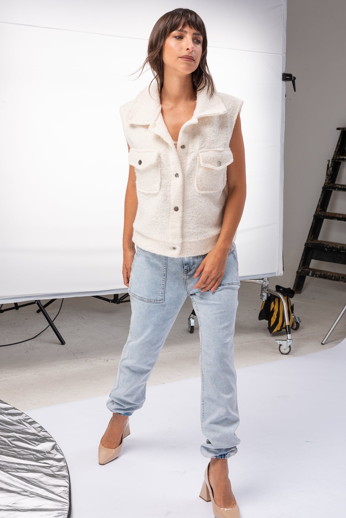 Vista posterior del Chaleco Boucle Crudo mostrando textura y corte