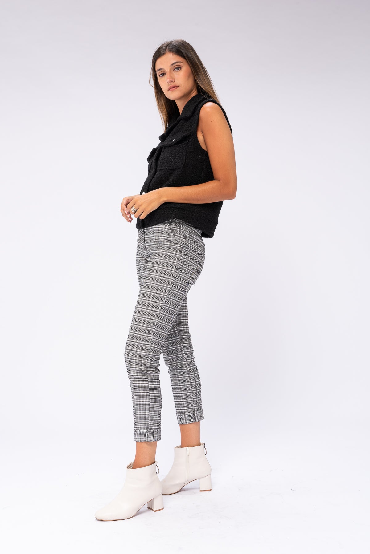 Chaleco Boucle Negro combinado con atuendo casual