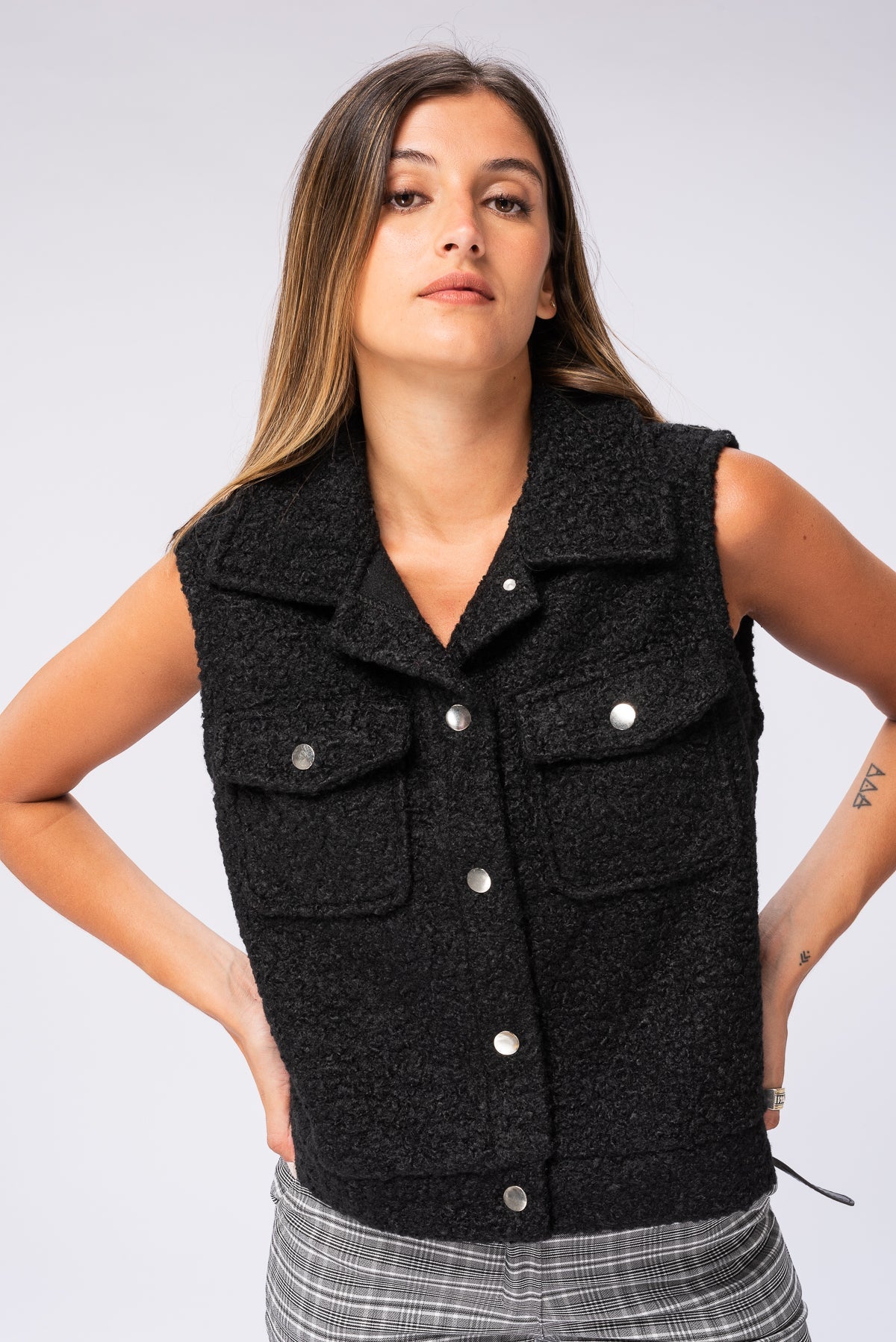 Detalle del tejido boucle en color negro del chaleco