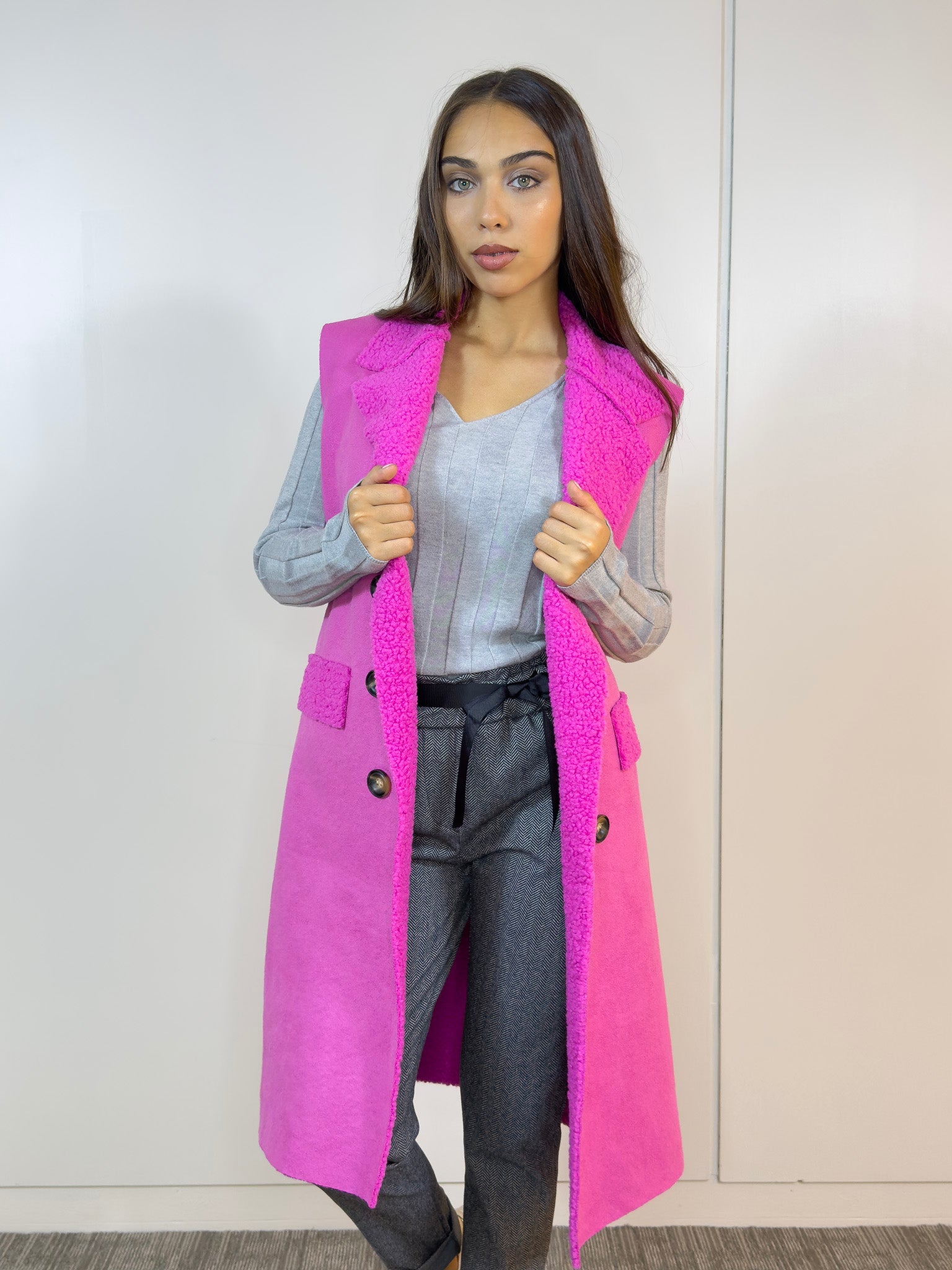 Chaleco Corderoy Fucsia combinado con jeans para un look casual