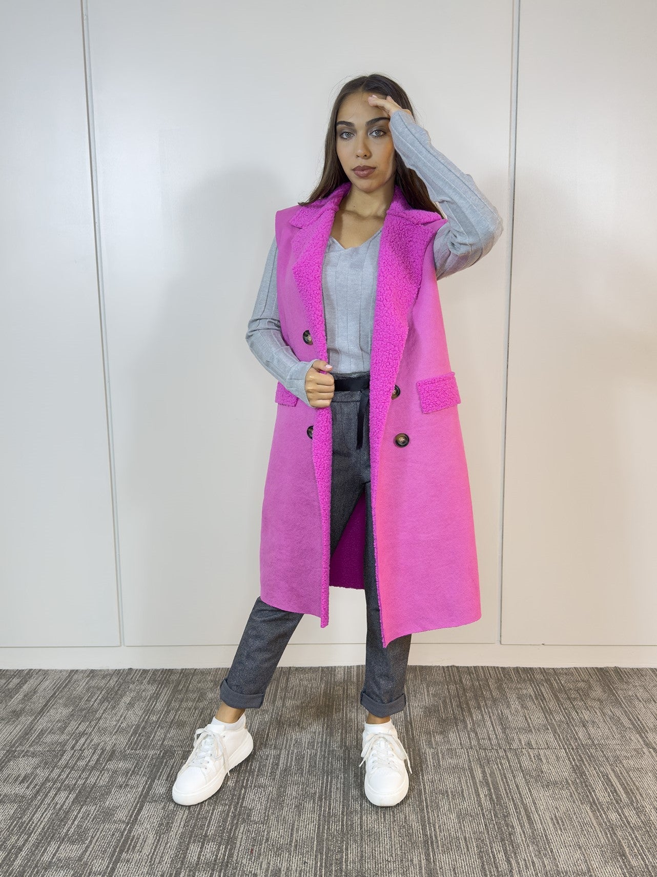 Chaleco Corderoy Fucsia - vista frontal en estilo moderno