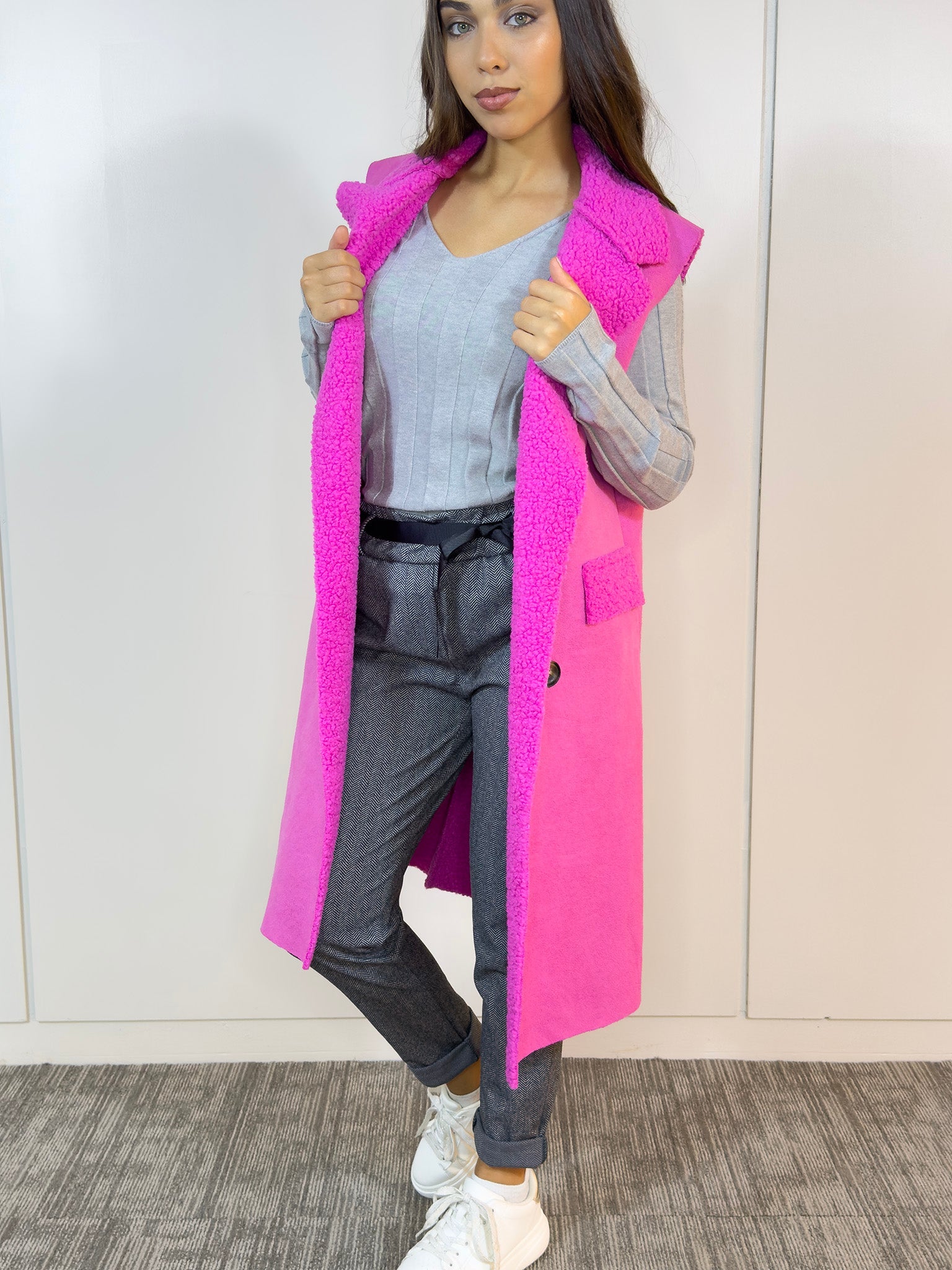 Textura suave del chaleco corderoy fucsia en detalle