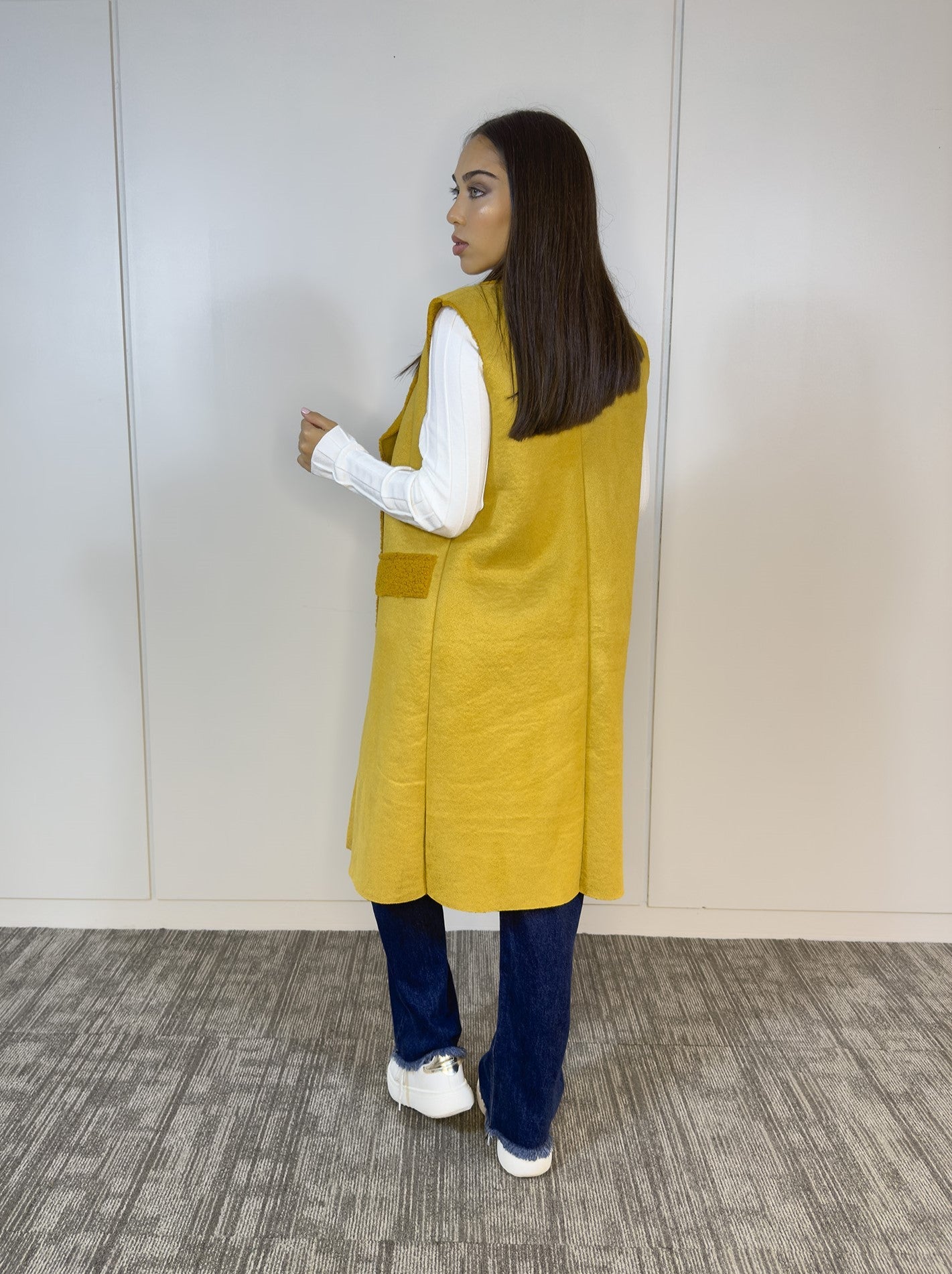 Detalle de textura suave del Chaleco Corderoy Mostaza