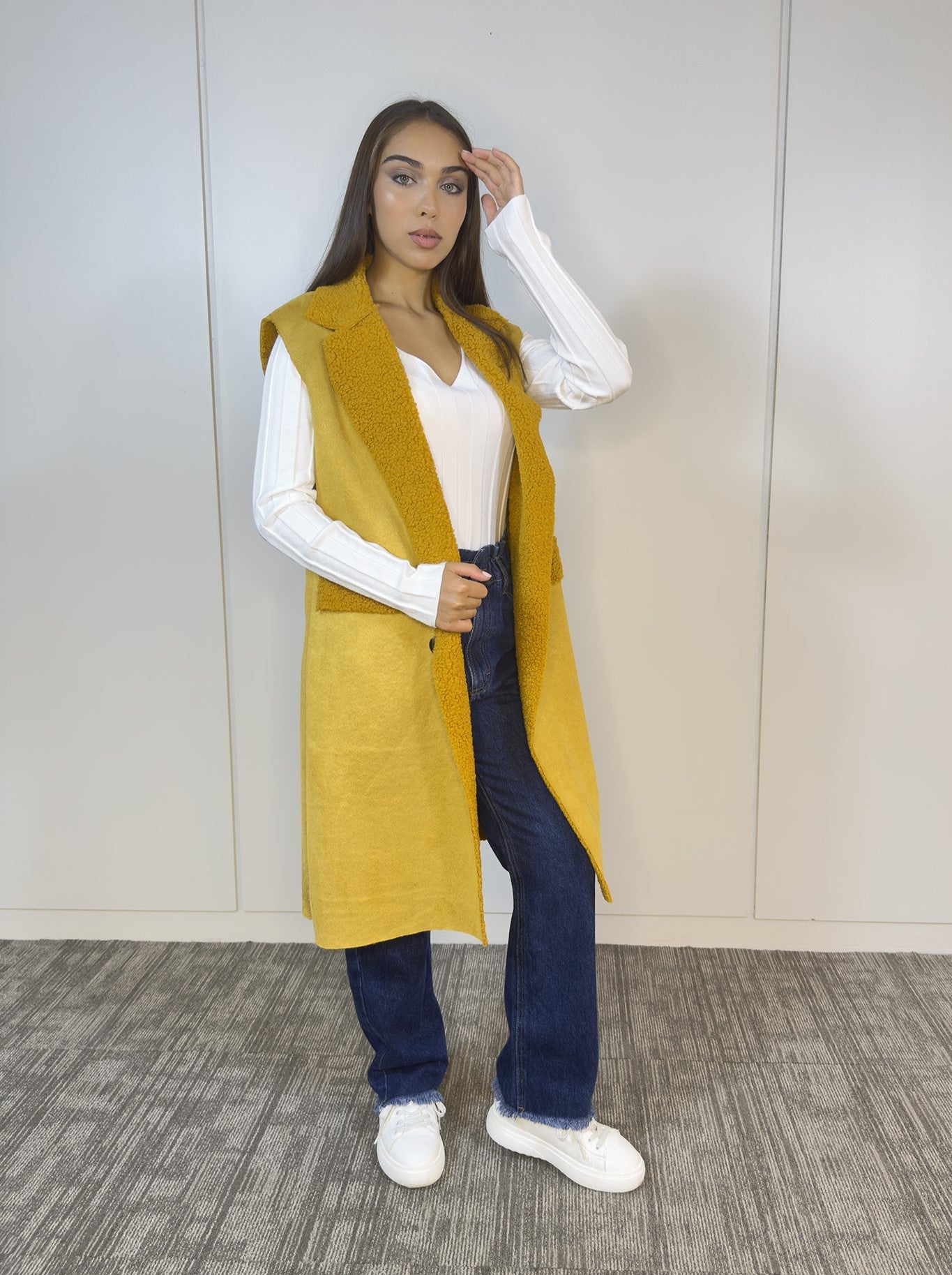 Chaleco Corderoy Mostaza sin mangas, vista frontal