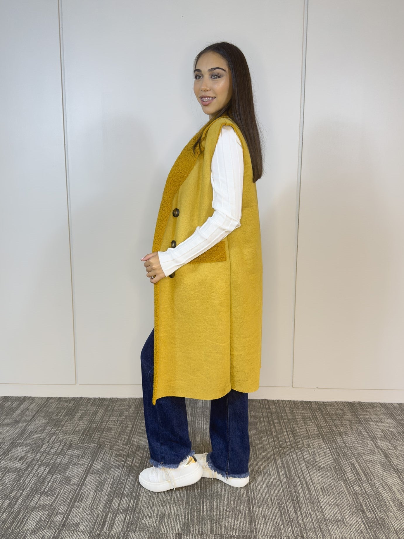 Look completo con Chaleco Corderoy Mostaza para estilo casual