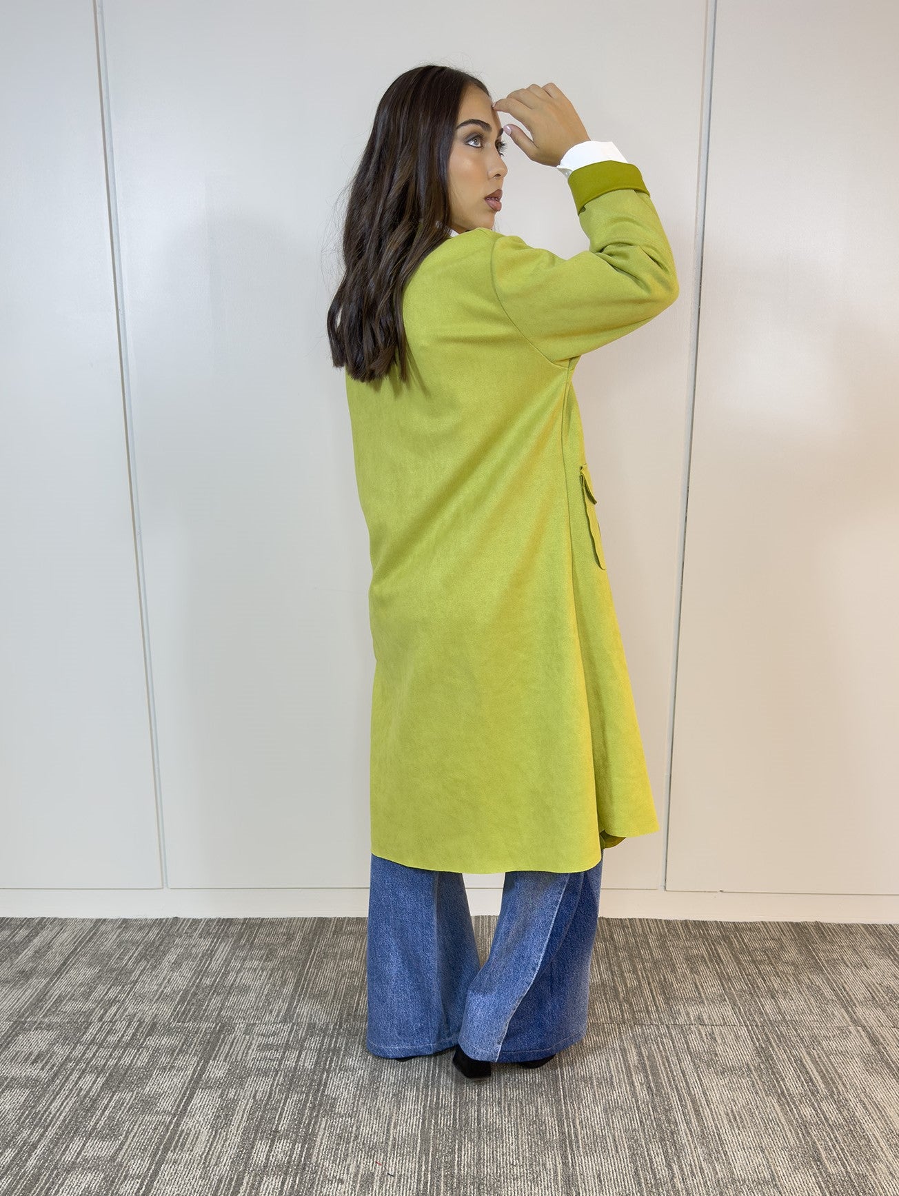 Vista posterior de la chaqueta pistacho con corte relajado