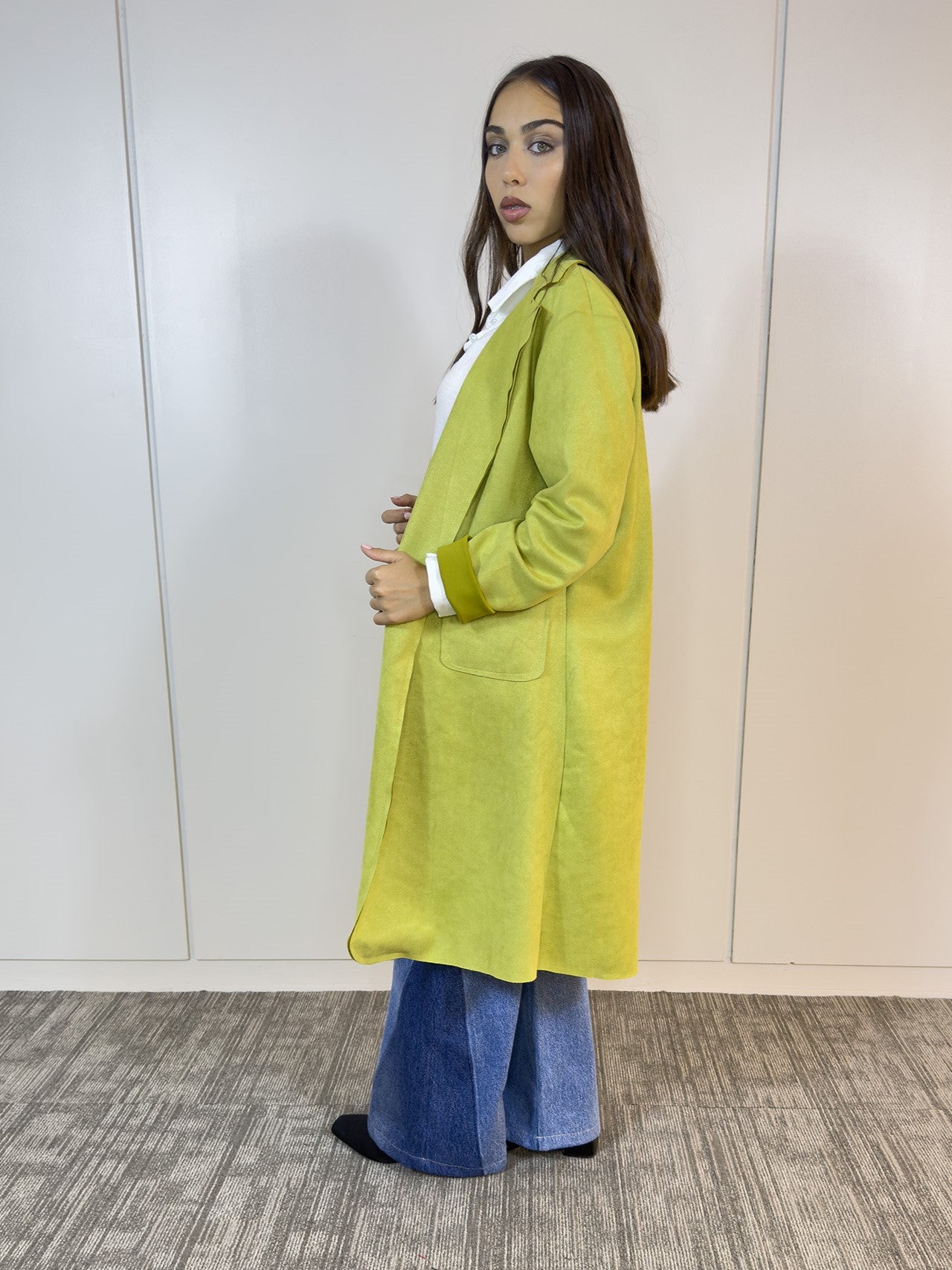 Detalle de la textura suave de la chaqueta pistacho