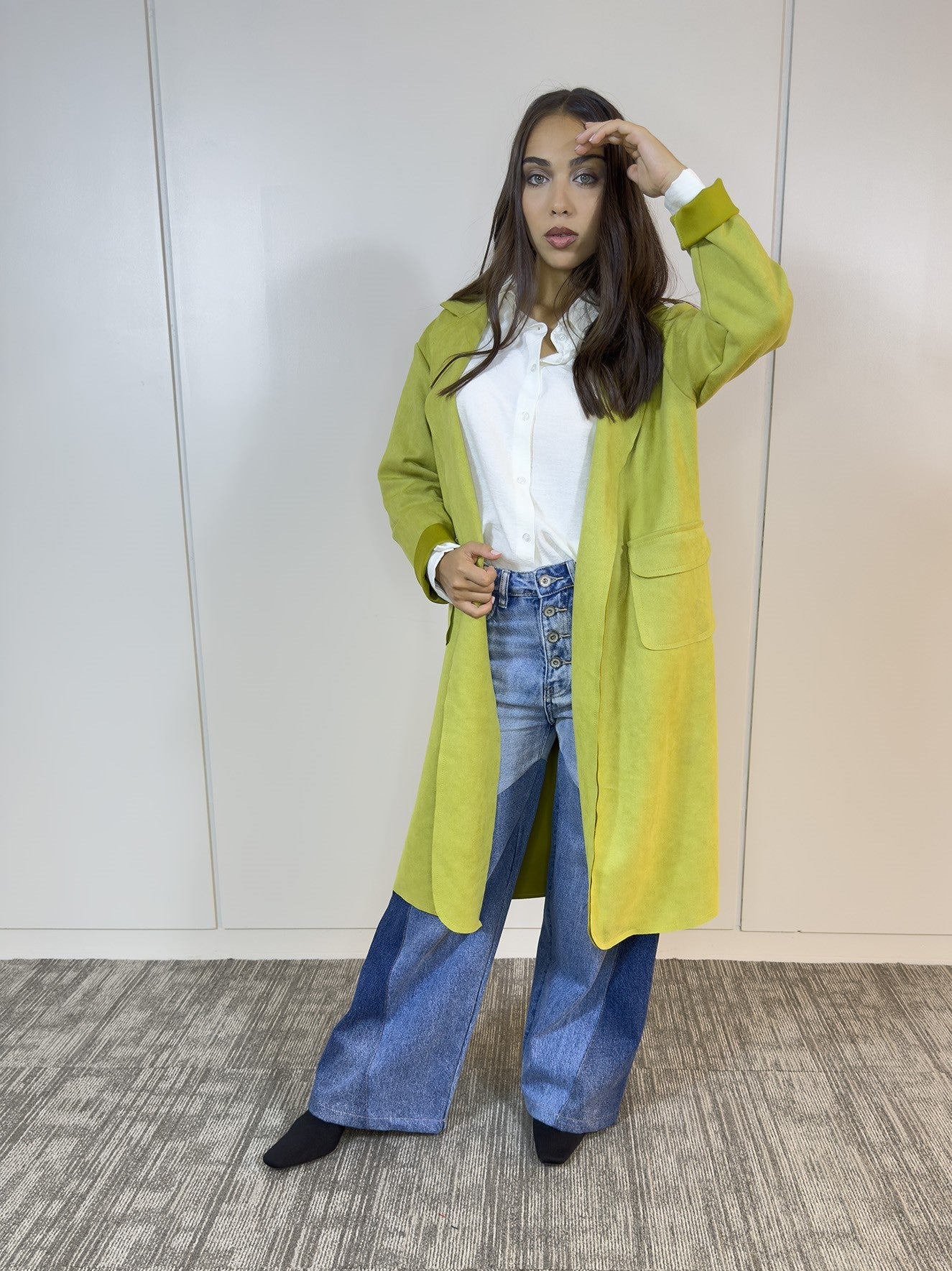 Chaqueta pistacho de gamuza con diseño moderno - vista frontal