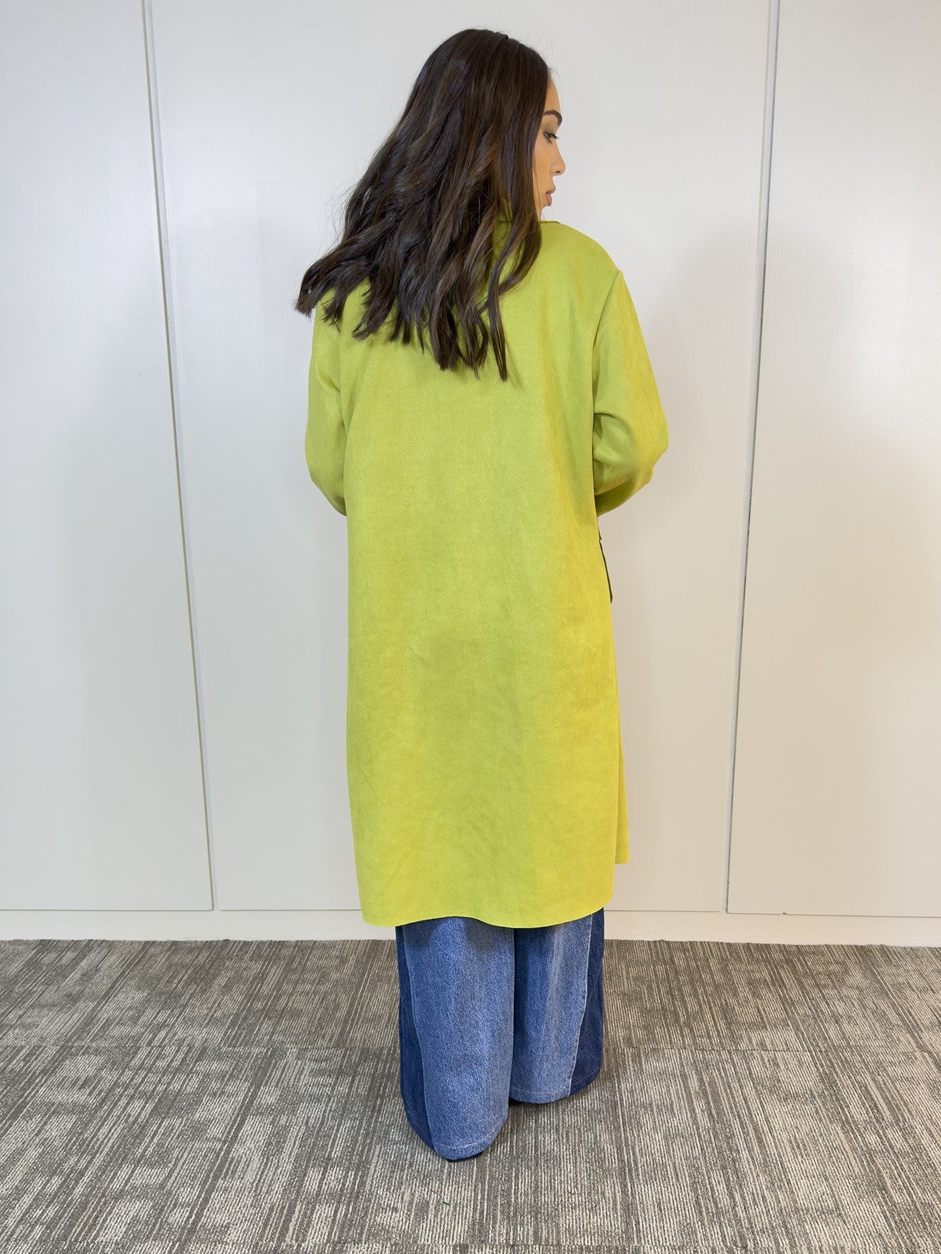 Look casual con chaqueta pistacho y accesorios