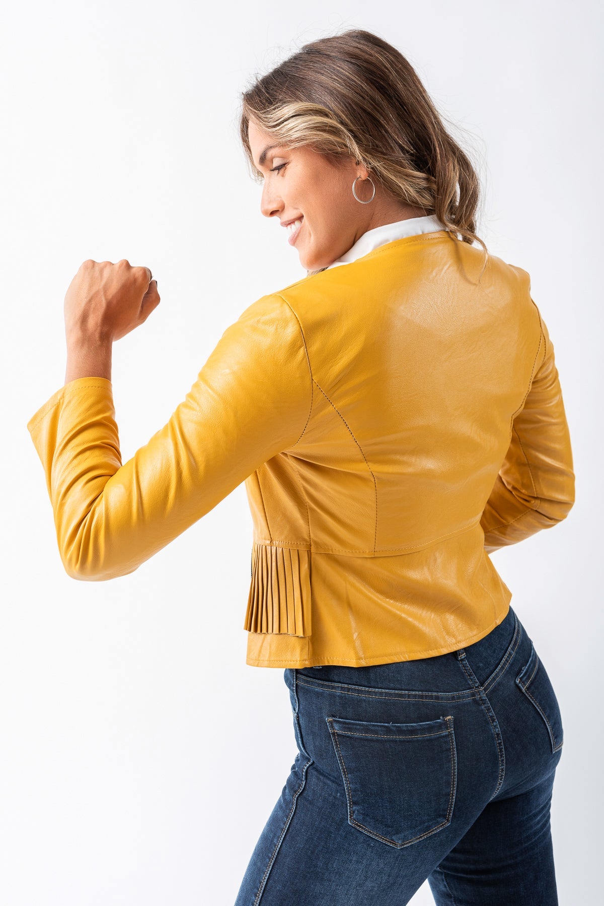 Detalle del diseño de la Chaqueta Eco Cuero Angelo mostaza