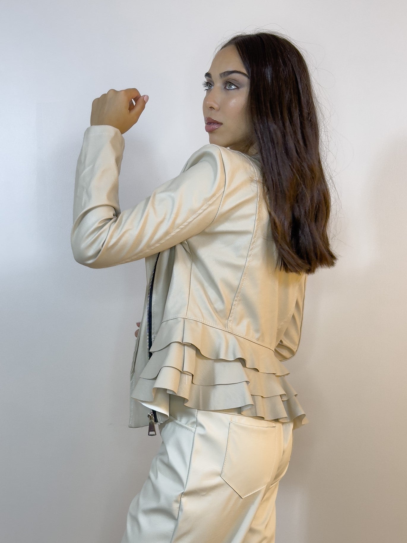 Chaqueta beige combinada con jeans para look casual