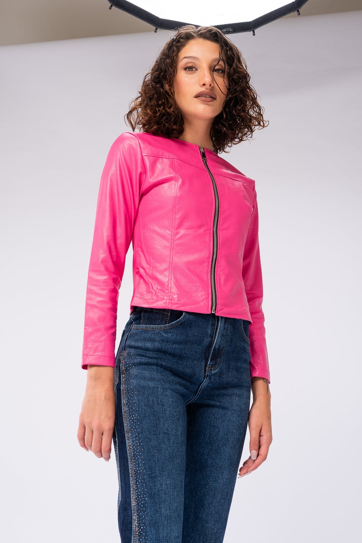 Chaqueta fucsia combinada con atuendo casual
