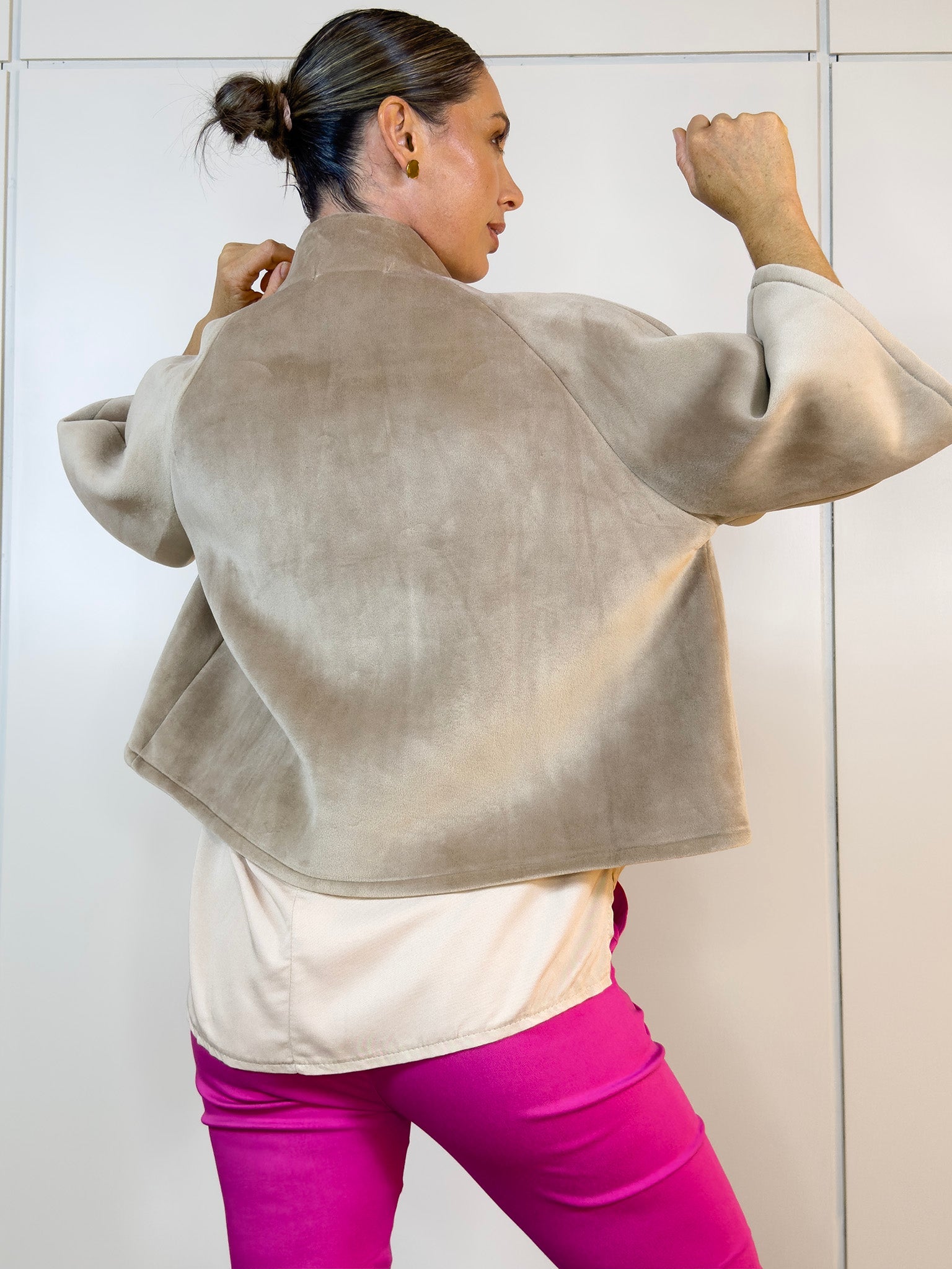 Chaqueta Mome Camel combinada con jeans para un look casual