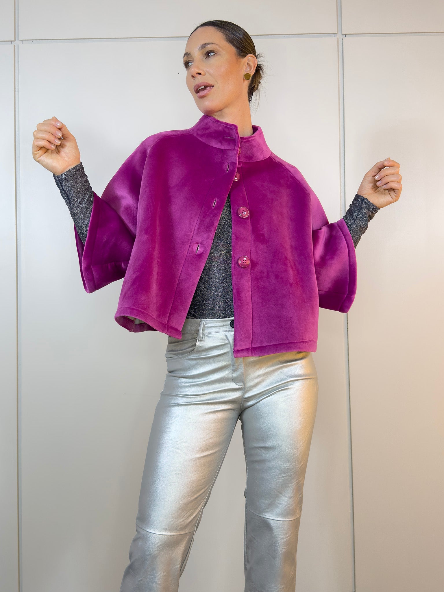 Look completo con chaqueta Mome Fucsia combinada