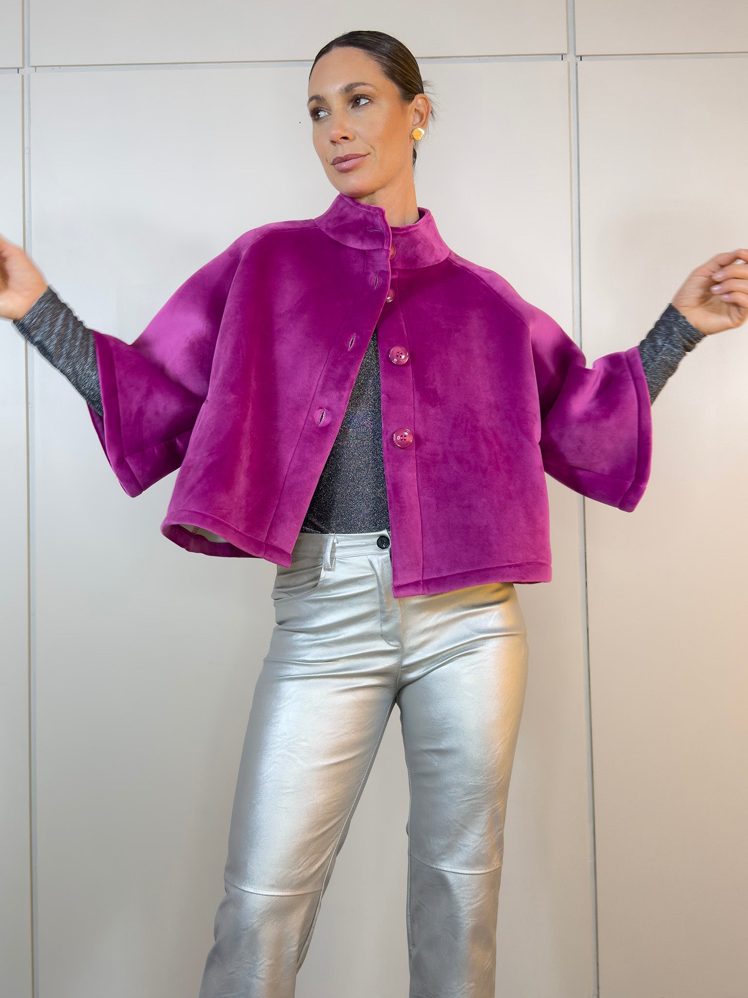 Detalle de la cremallera y costuras reforzadas en chaqueta fucsia