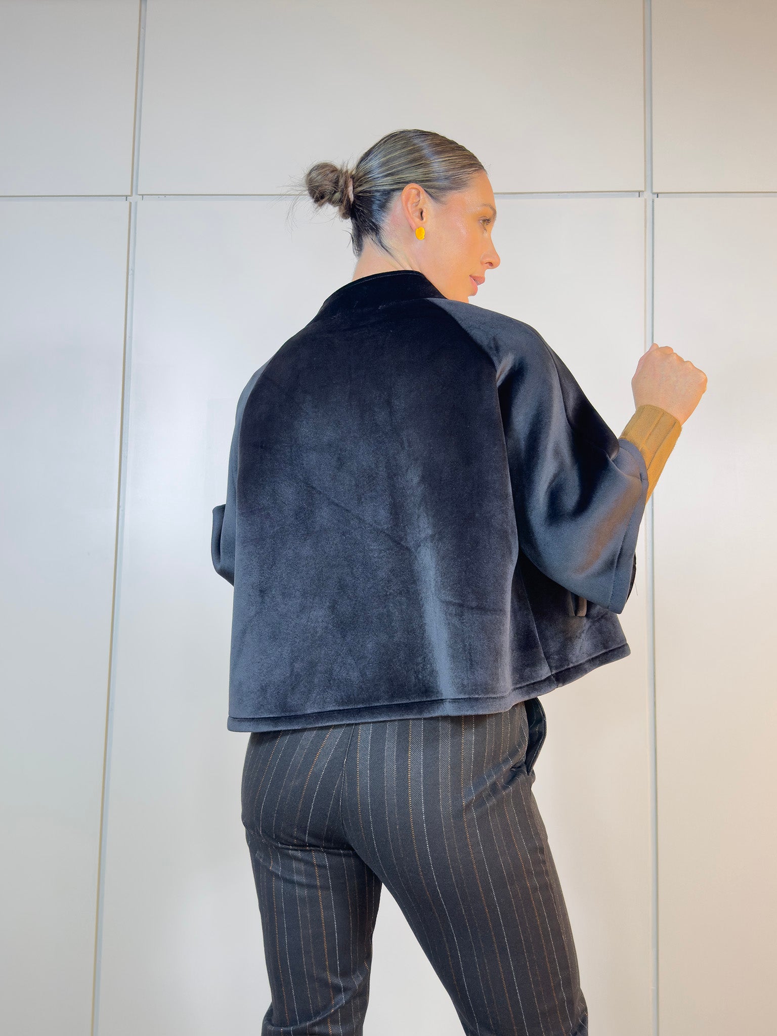 Chaqueta Mome Negro mostrando su versatilidad en un look de oficina