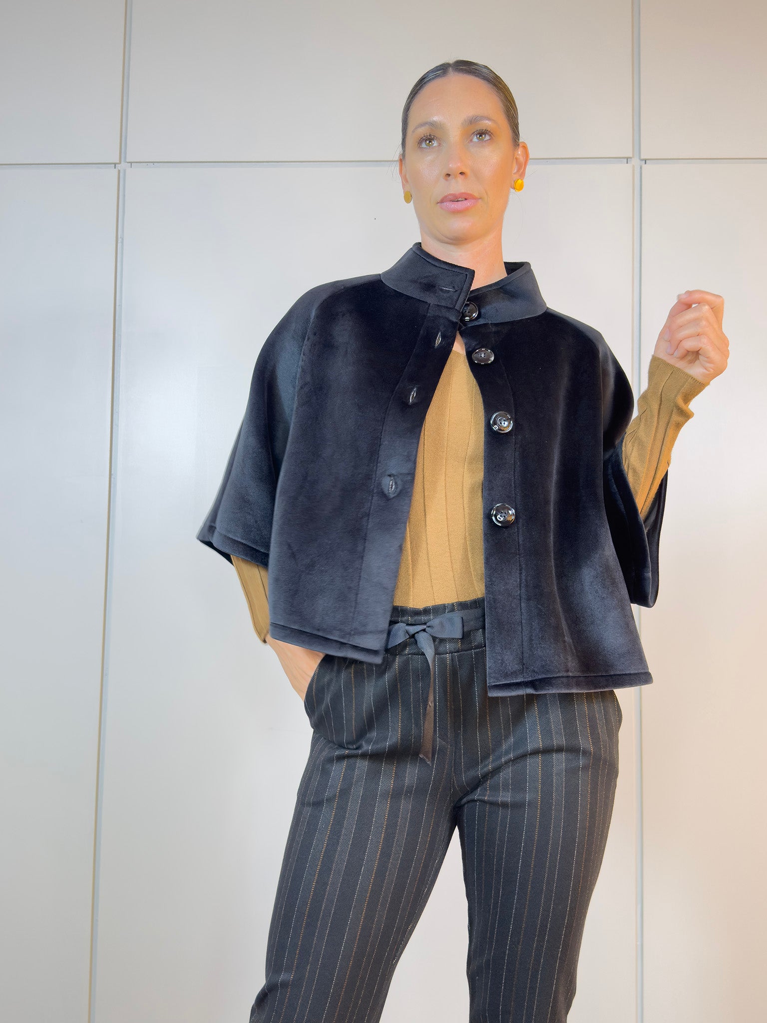 Vista completa de la Chaqueta Mome Negro en pose casual