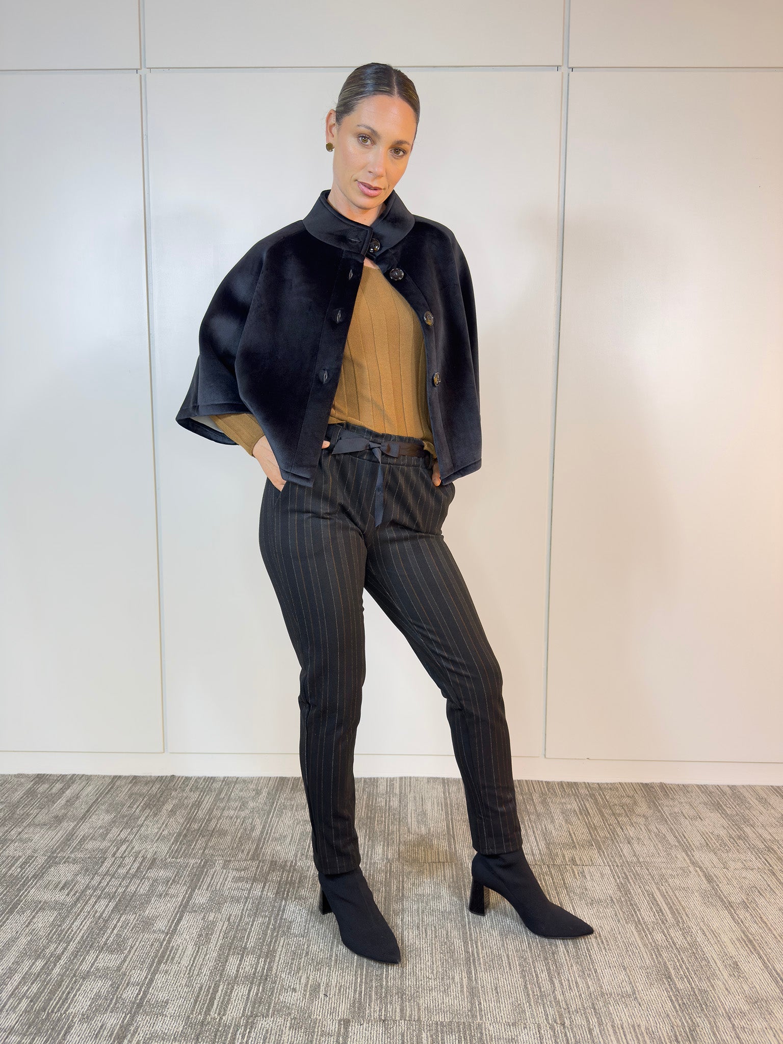 Chaqueta Mome Negro con diseño resistente y bolsillos grandes