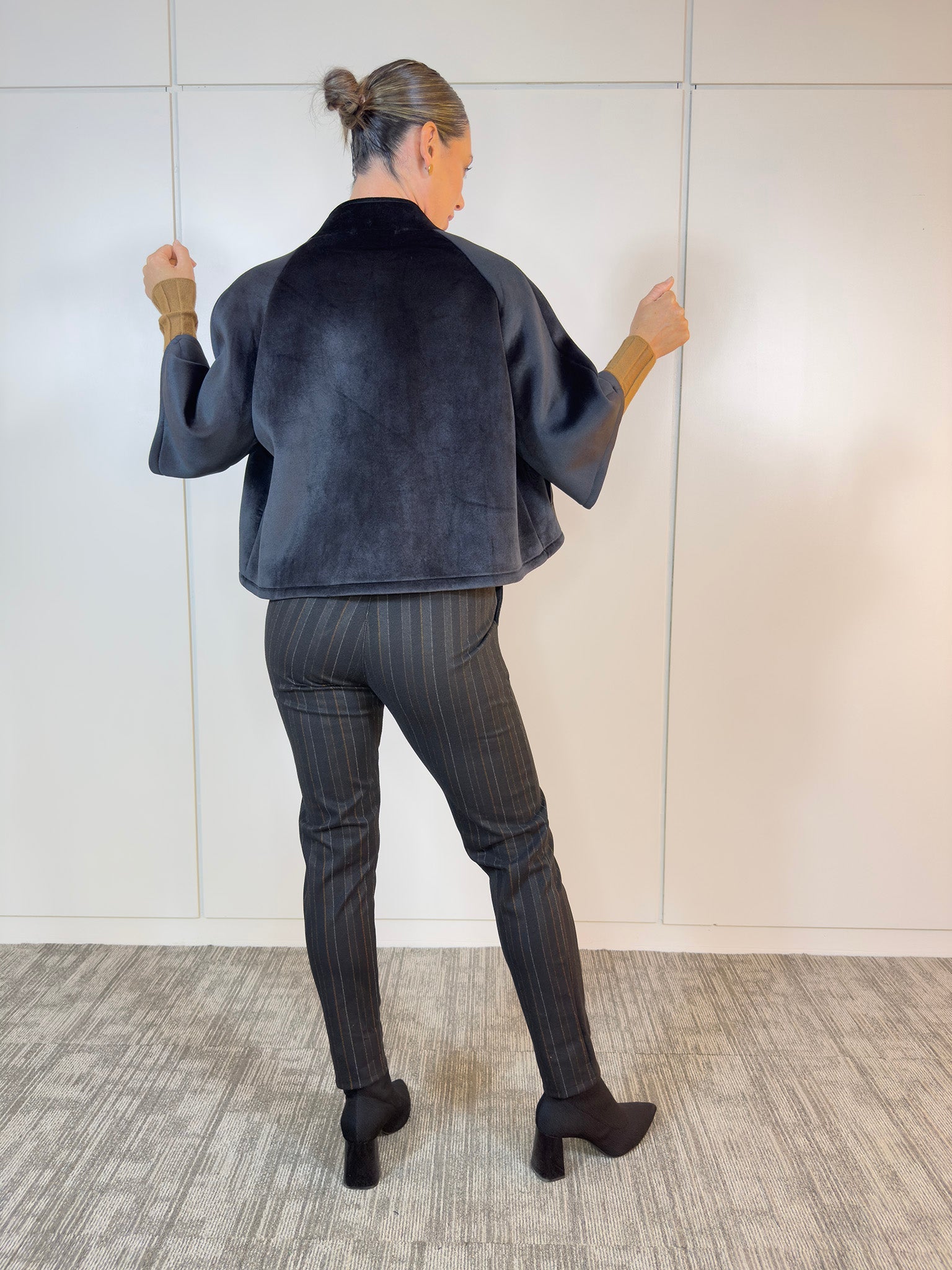 Detalle de la chaqueta Mome Negro mostrando costuras reforzadas