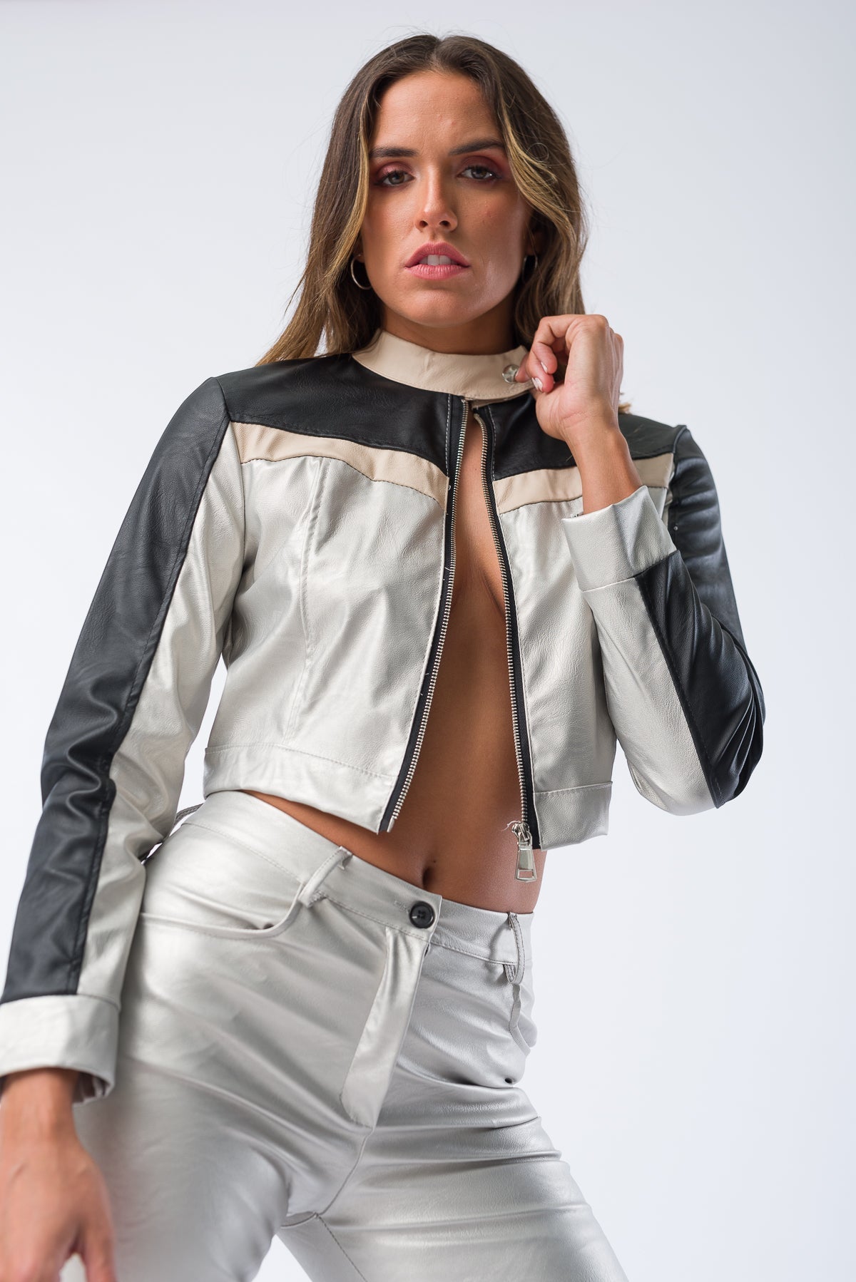 Chaqueta Motomami Beige de Viviana Méndez - vista frontal