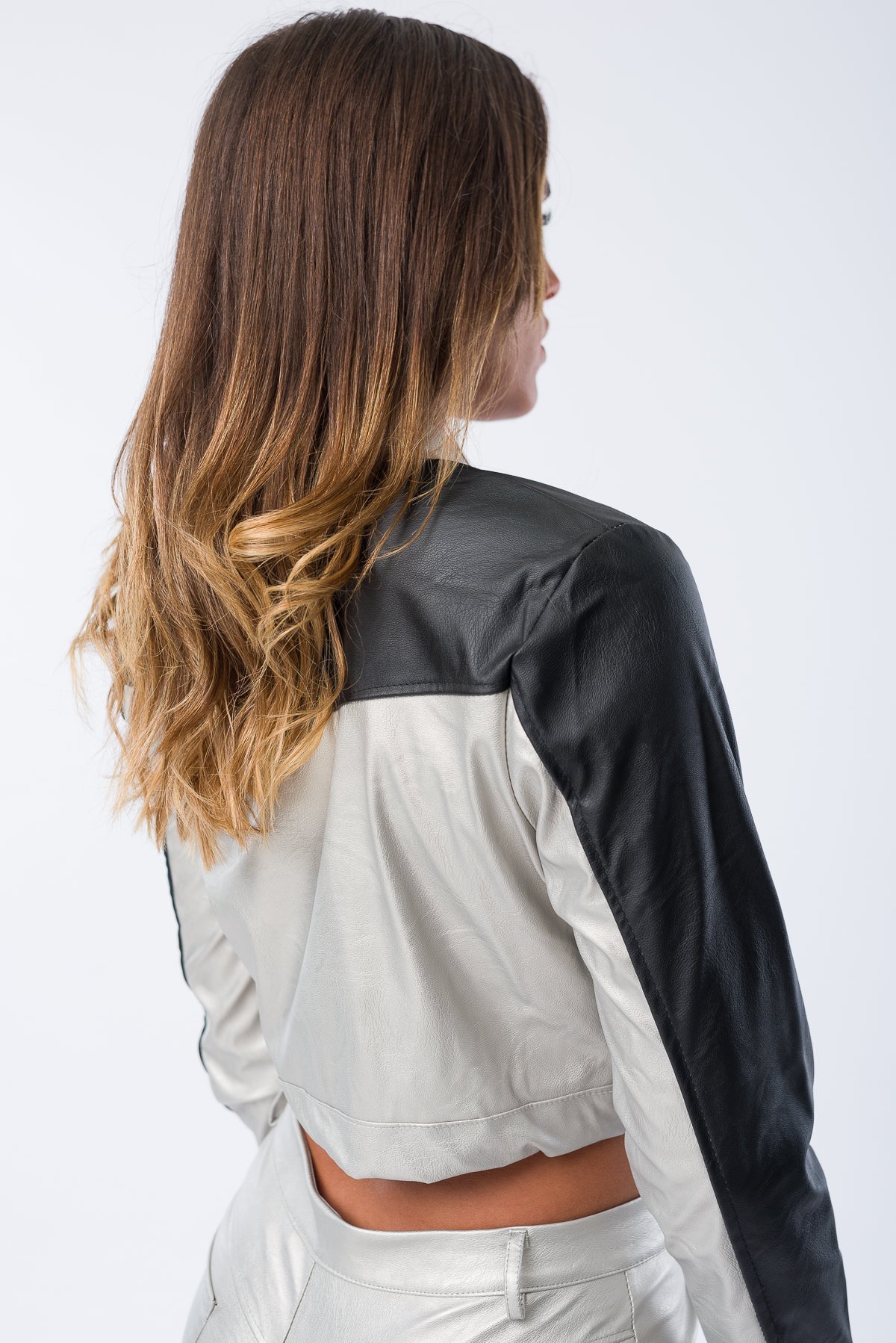 Estilismo con la Chaqueta Motomami Beige en un look casual