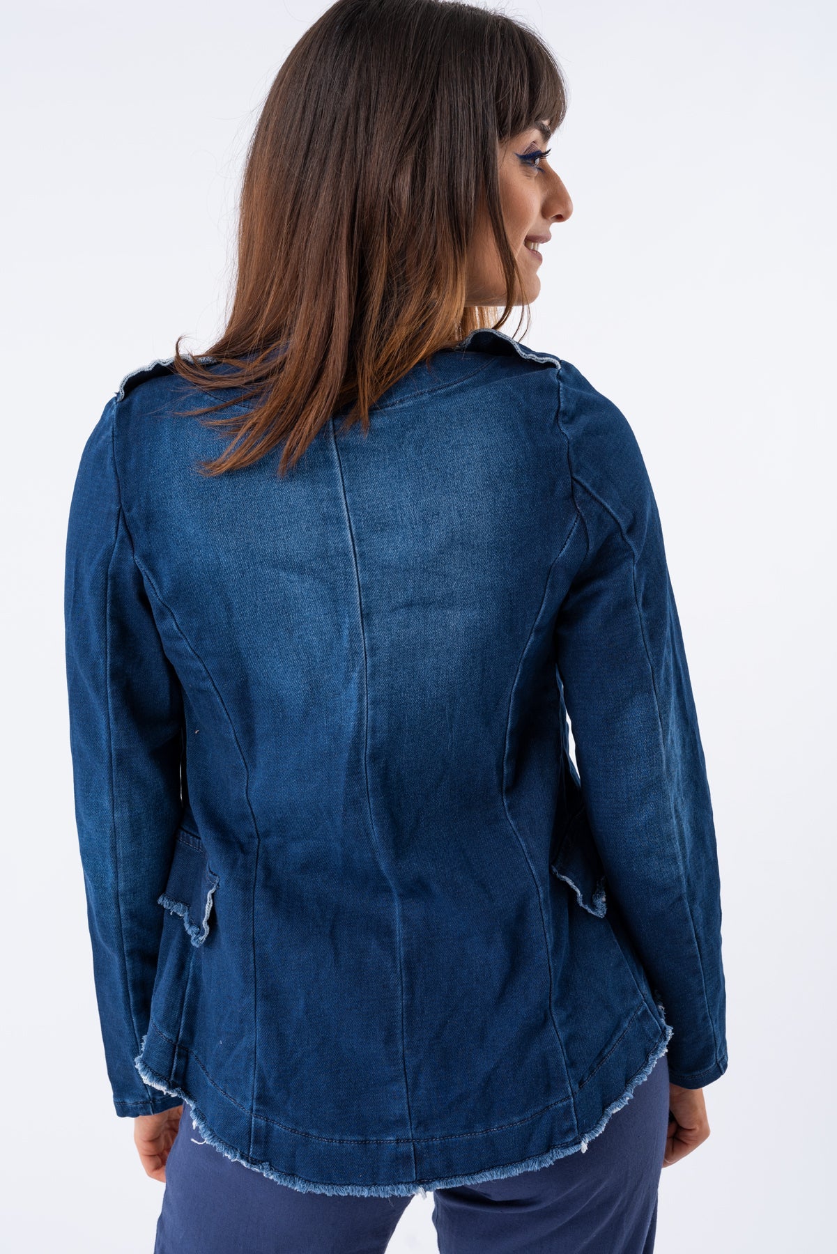 Look completo con chaqueta sobre jeans y camiseta blanca