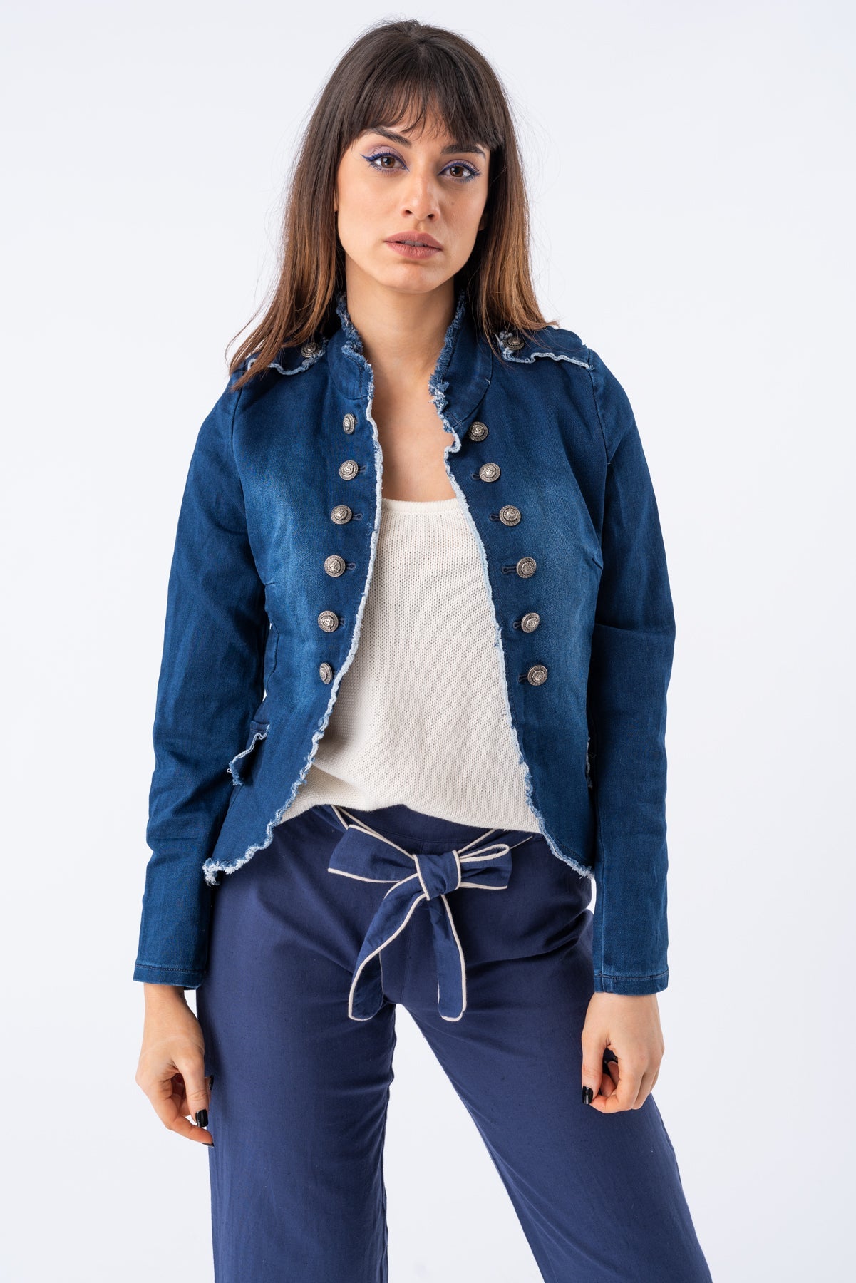 Chaqueta Victoriana Jeans azul con cuello Mao y botones plateados - vista frontal