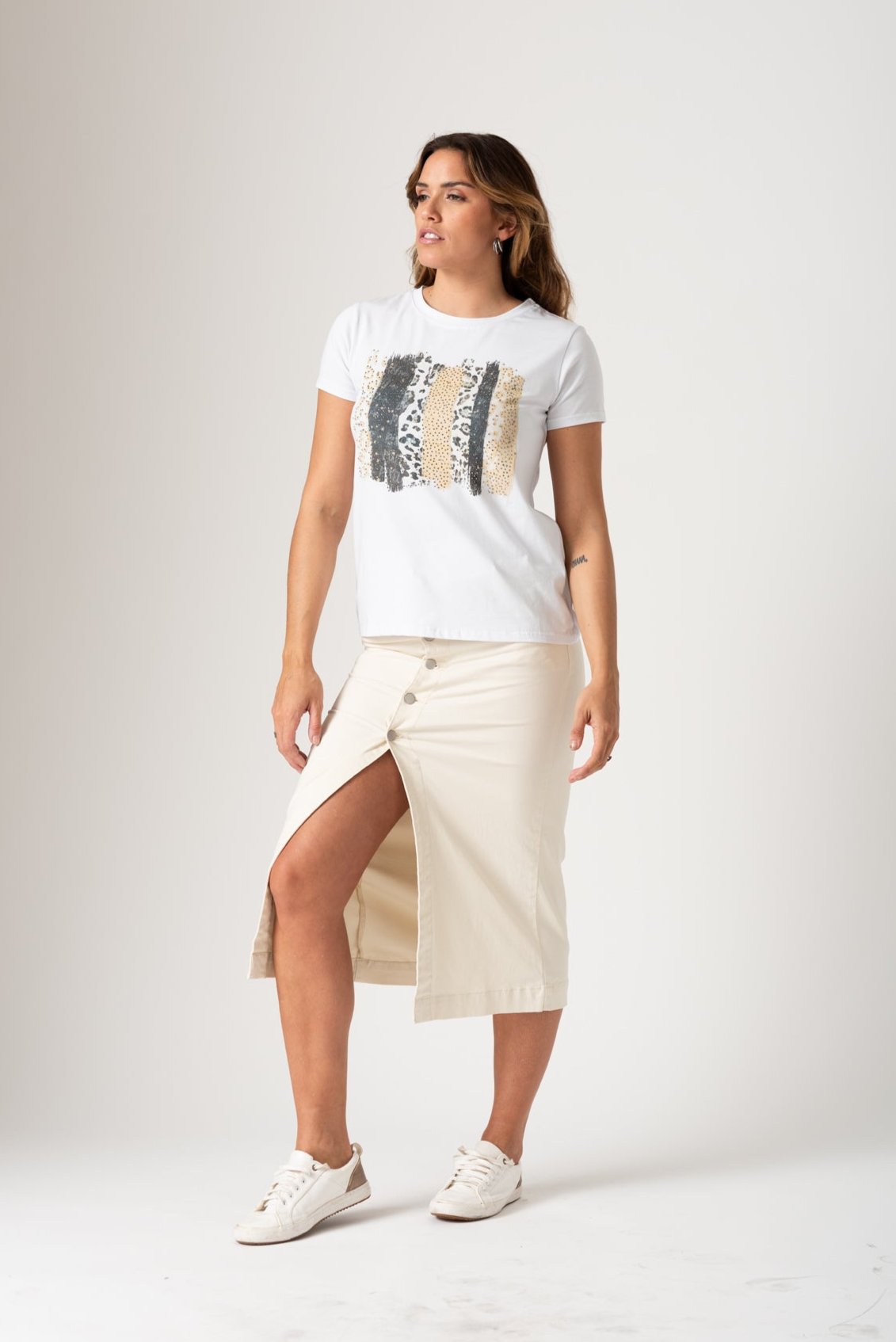 Falda de Jeans Luz Blanca con botones y tajo delantero - vista frontal