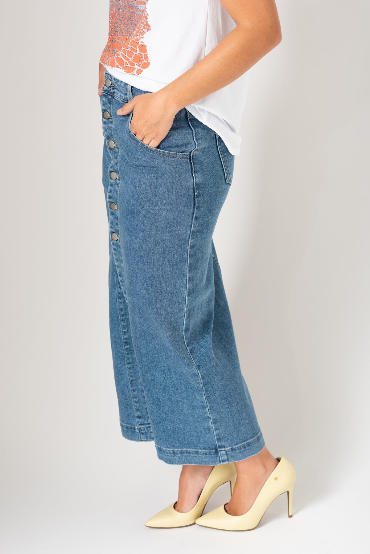 Falda de mezclilla combinada para un look casual