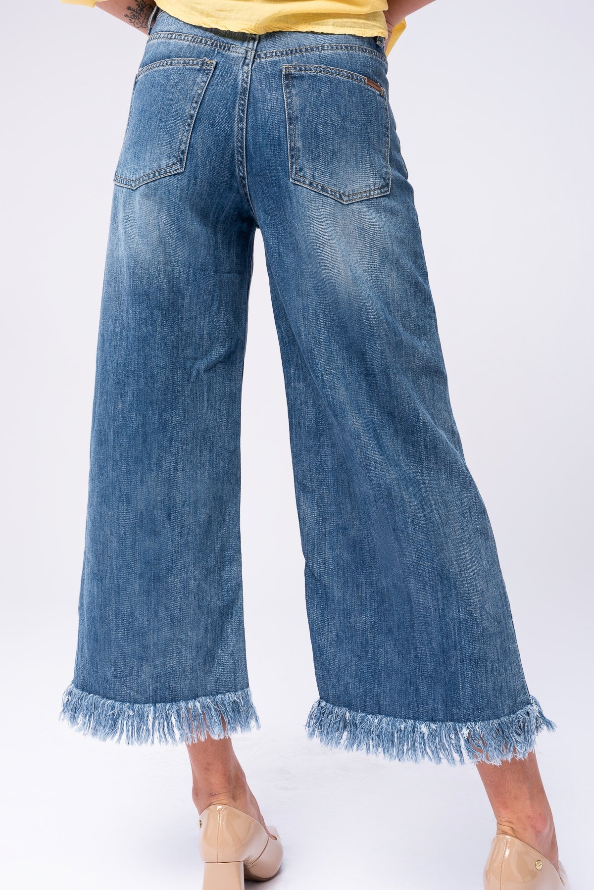 Jeans Ancho Desflecado en azul con terminaciones modernas - vista frontal