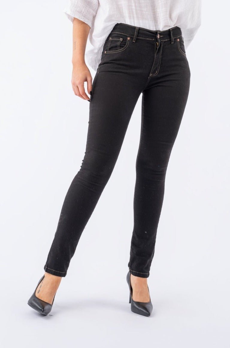 Jeans Bella Recto Negro con corte recto y cintura alta