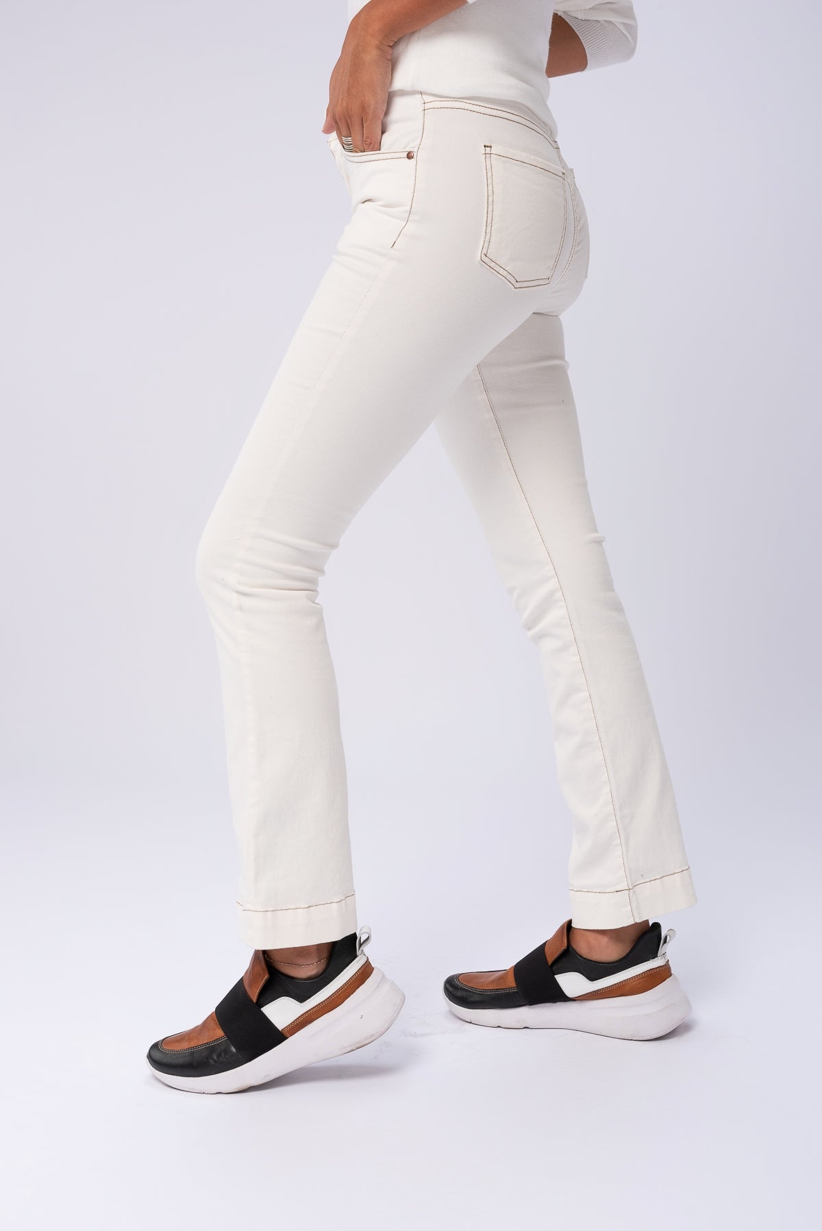 Jeans Bella Semi Oxford Crudo - vista frontal con diseño semi oxford