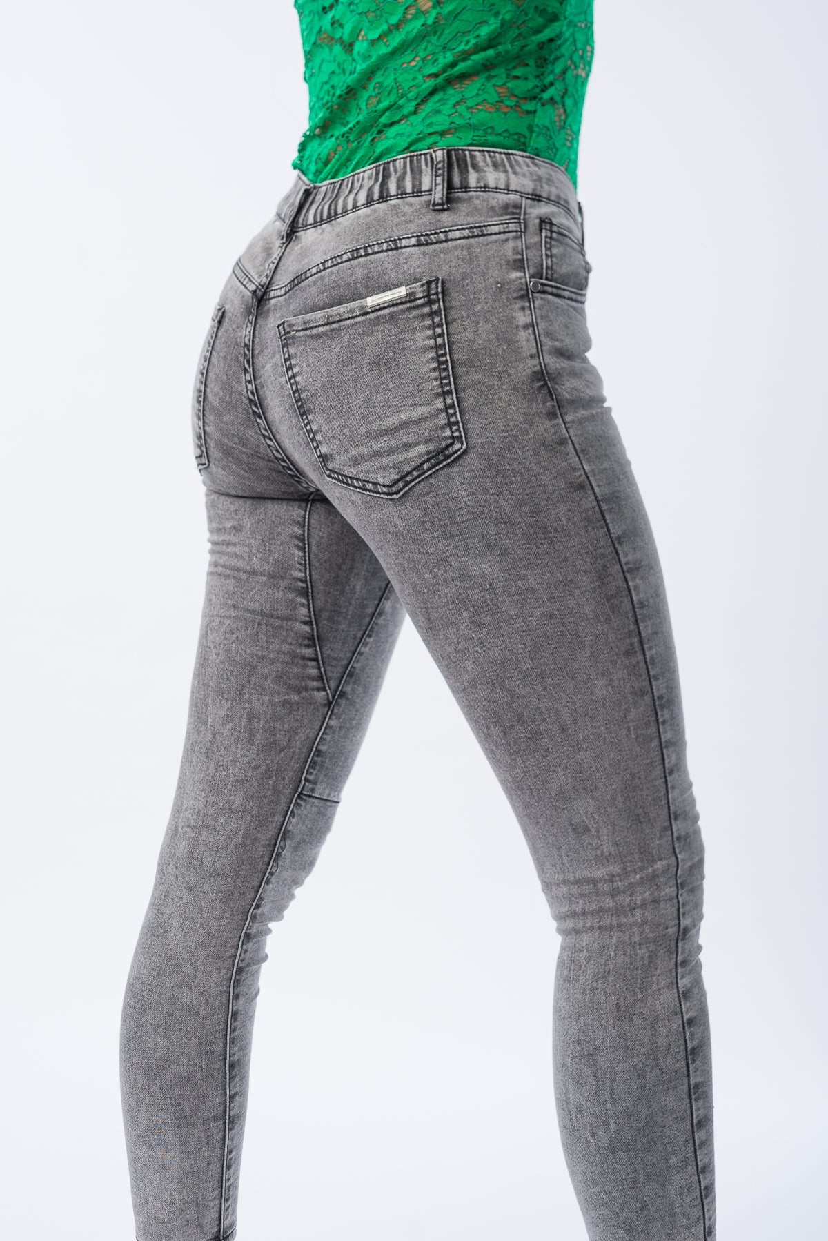 Jeans Chupin Lisa Gris de Viviana Méndez - vista frontal