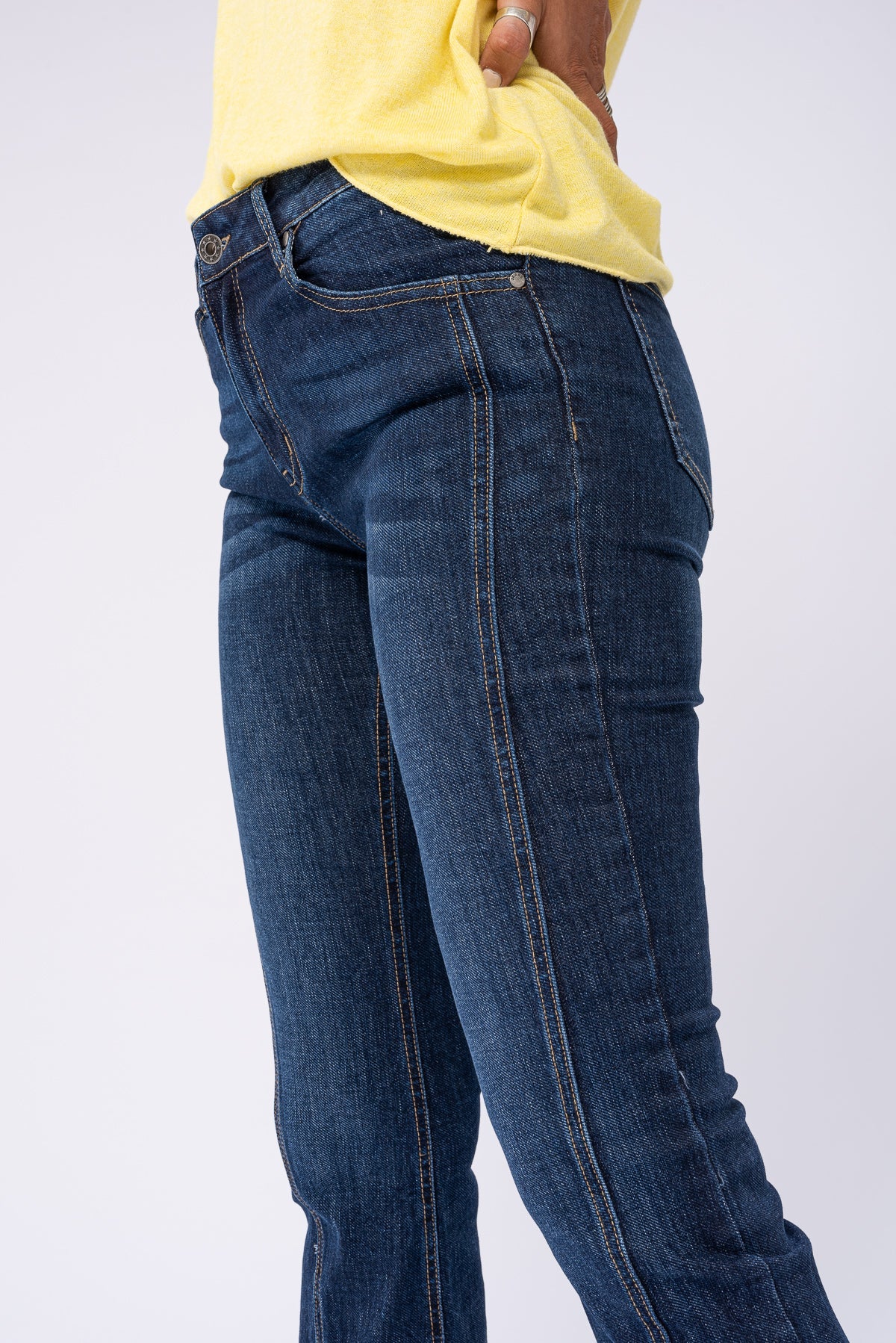 Detalle del diseño semi Oxford y tela elástica