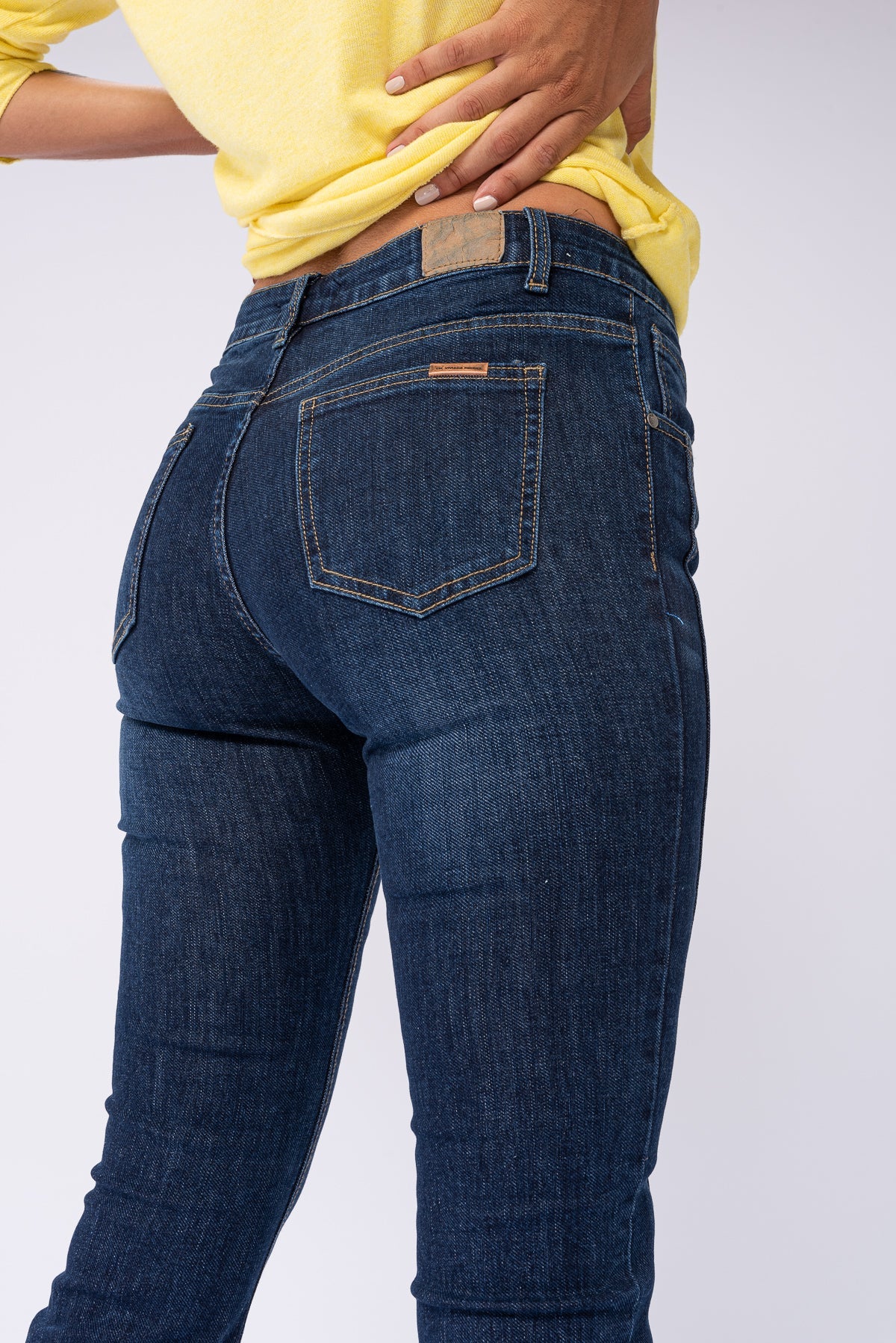 Look completo con blusa y accesorios para un estilo casual