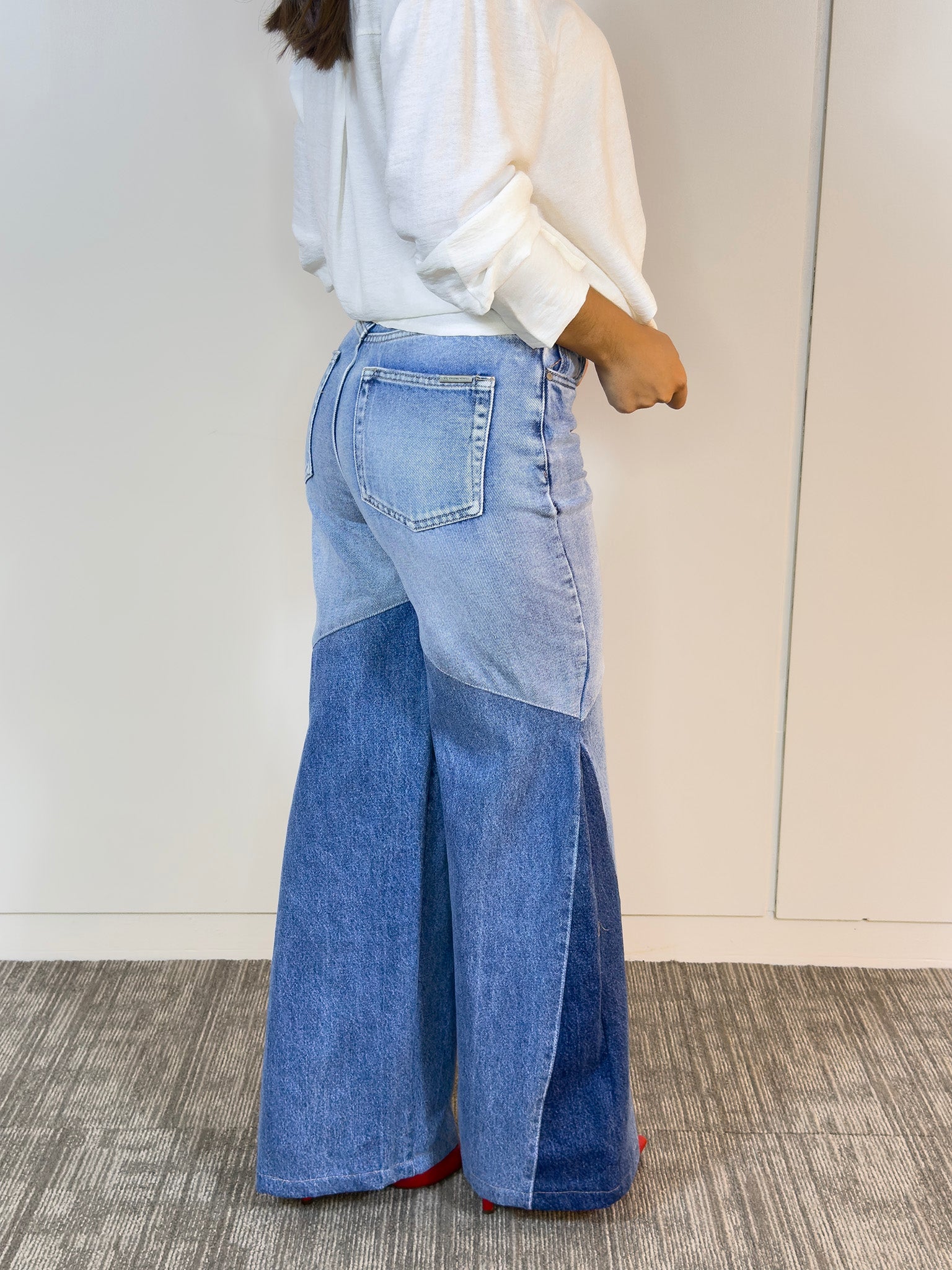 Vista posterior de los Jeans Fusión con diseño moderno