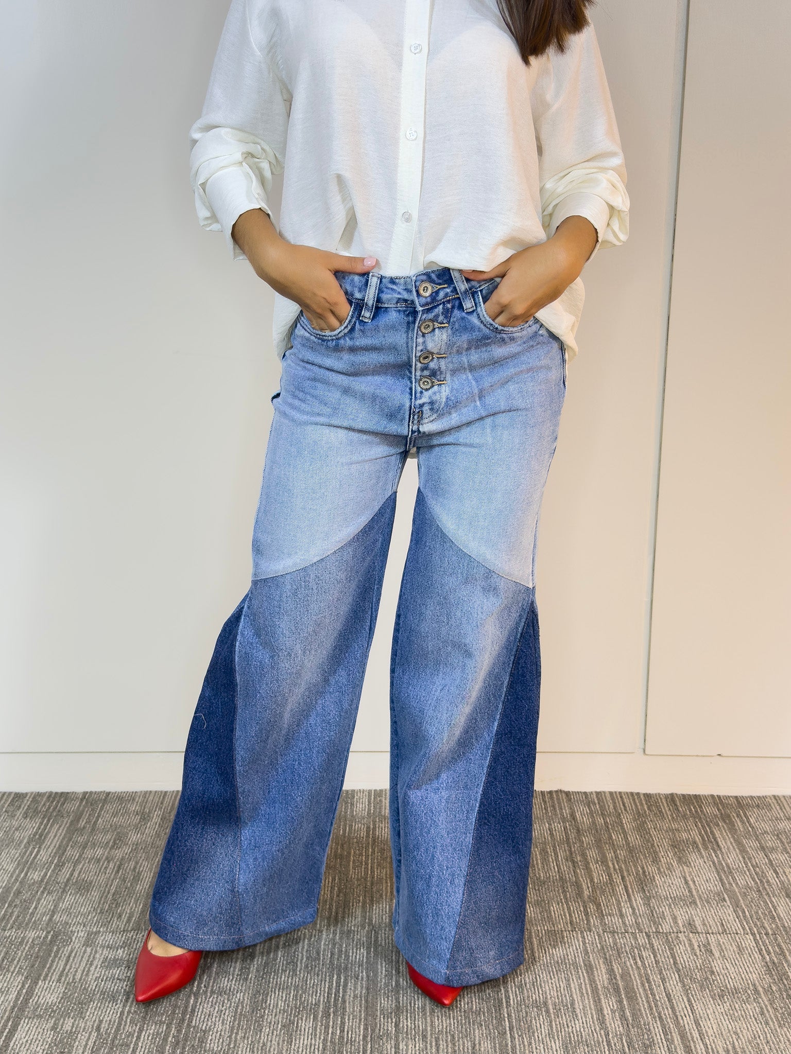 Combinación con blusa y accesorios para look casual