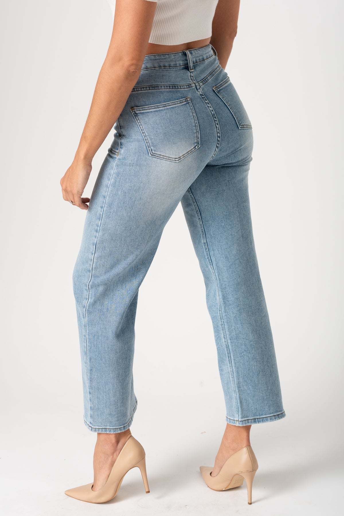 Vista posterior de los Jeans Lizzie mostrando corte ancho y bolsillos