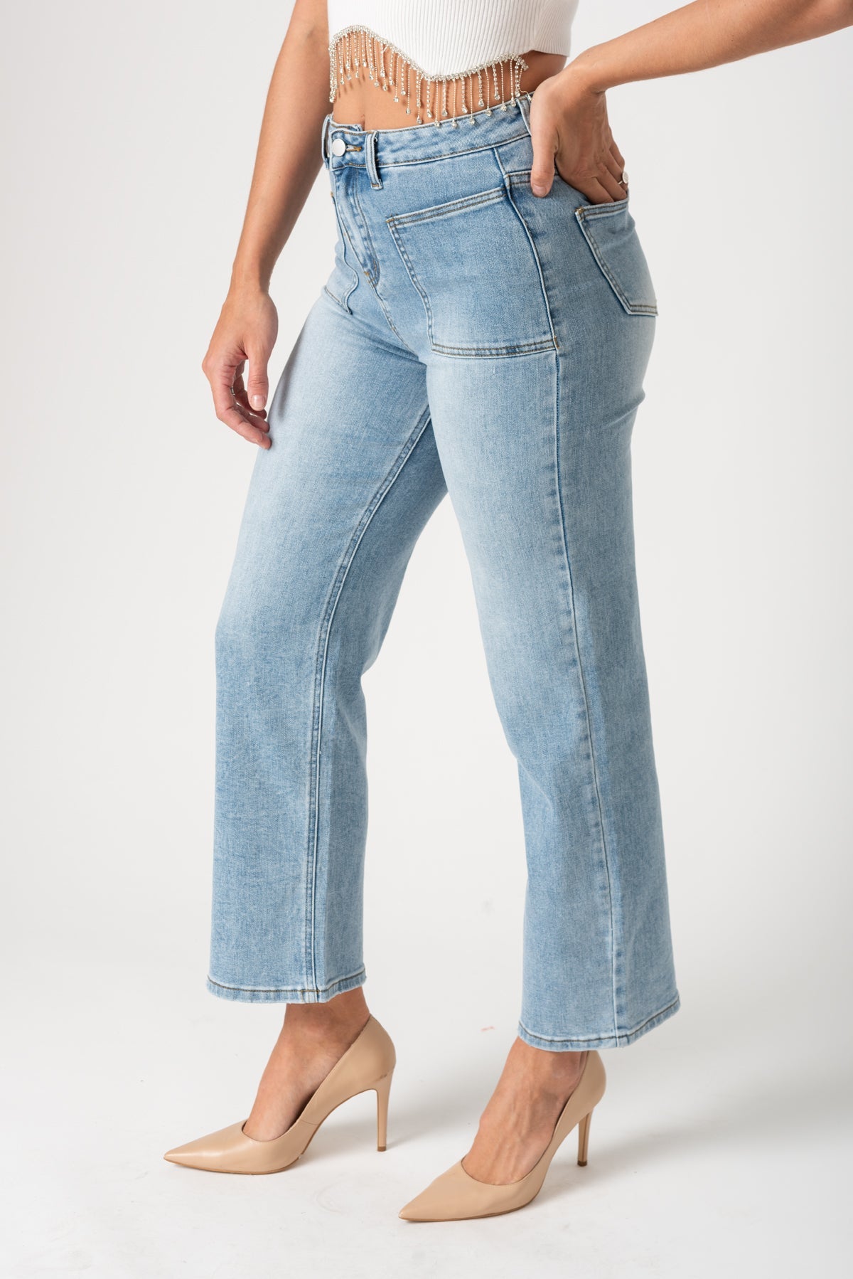 Jeans Lizzie combinados con blusa blanca y accesorios casuales