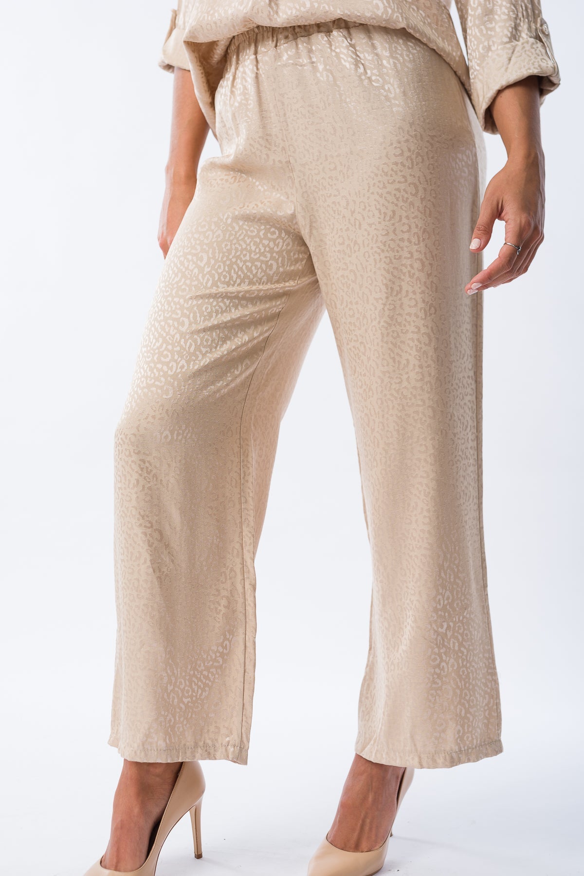 Detalle del Palazo Cir Beige con caída fluida