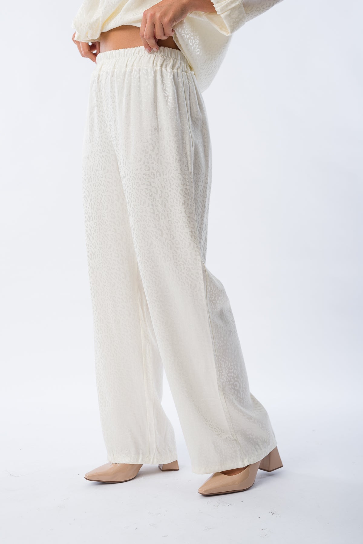 Look completo con Palazo Cir Blanco y blusa para evento casual