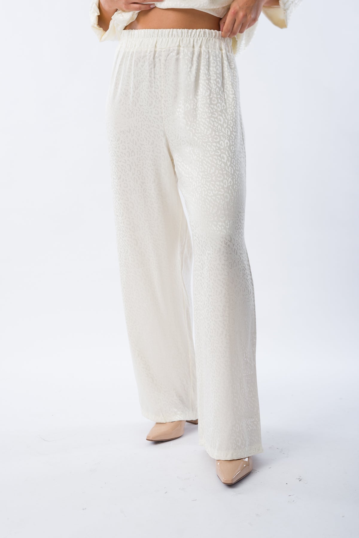 Detalle de la cintura elastizada y lazo ajustable