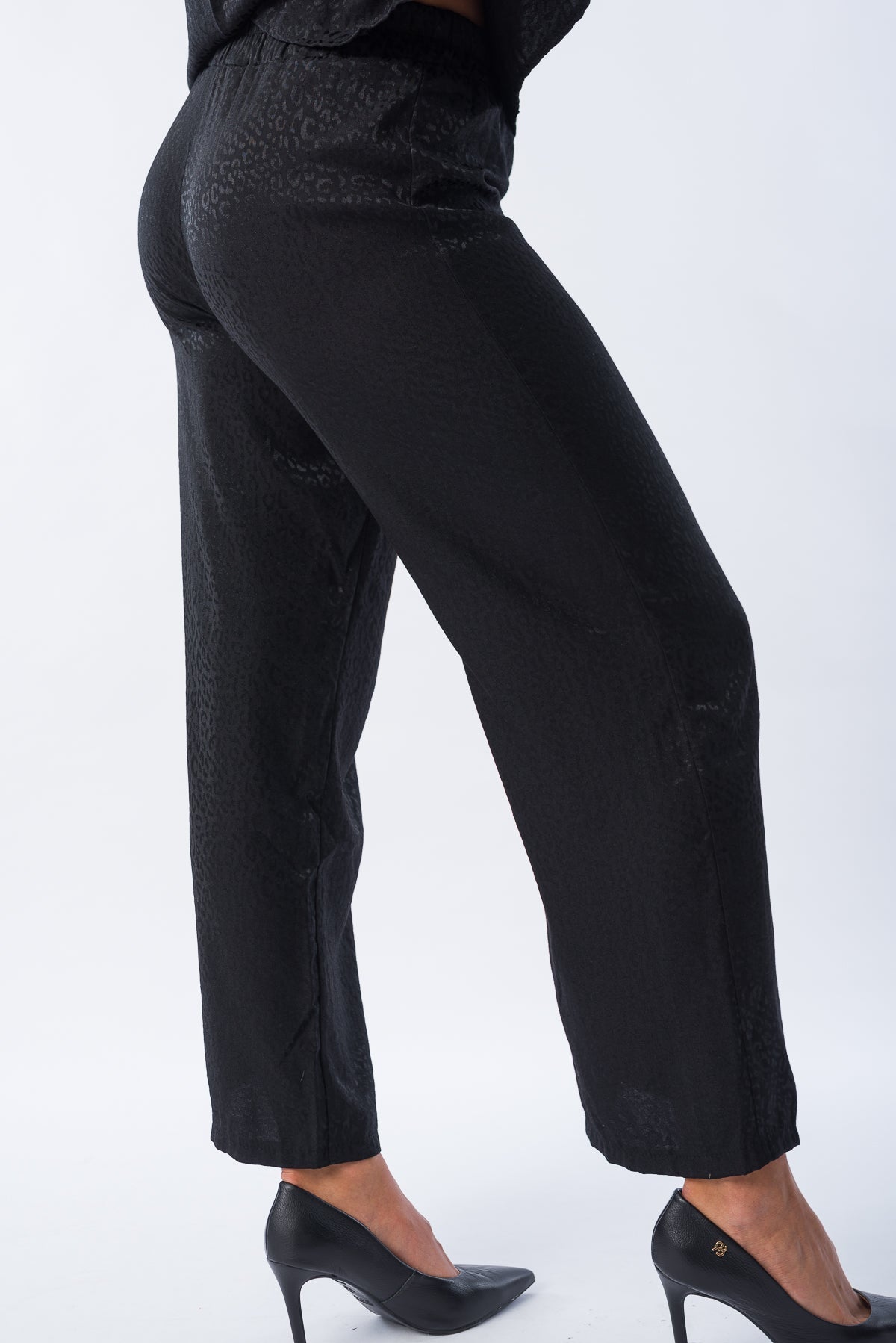 Vista completa del Palazo Cir Negro en un look casual