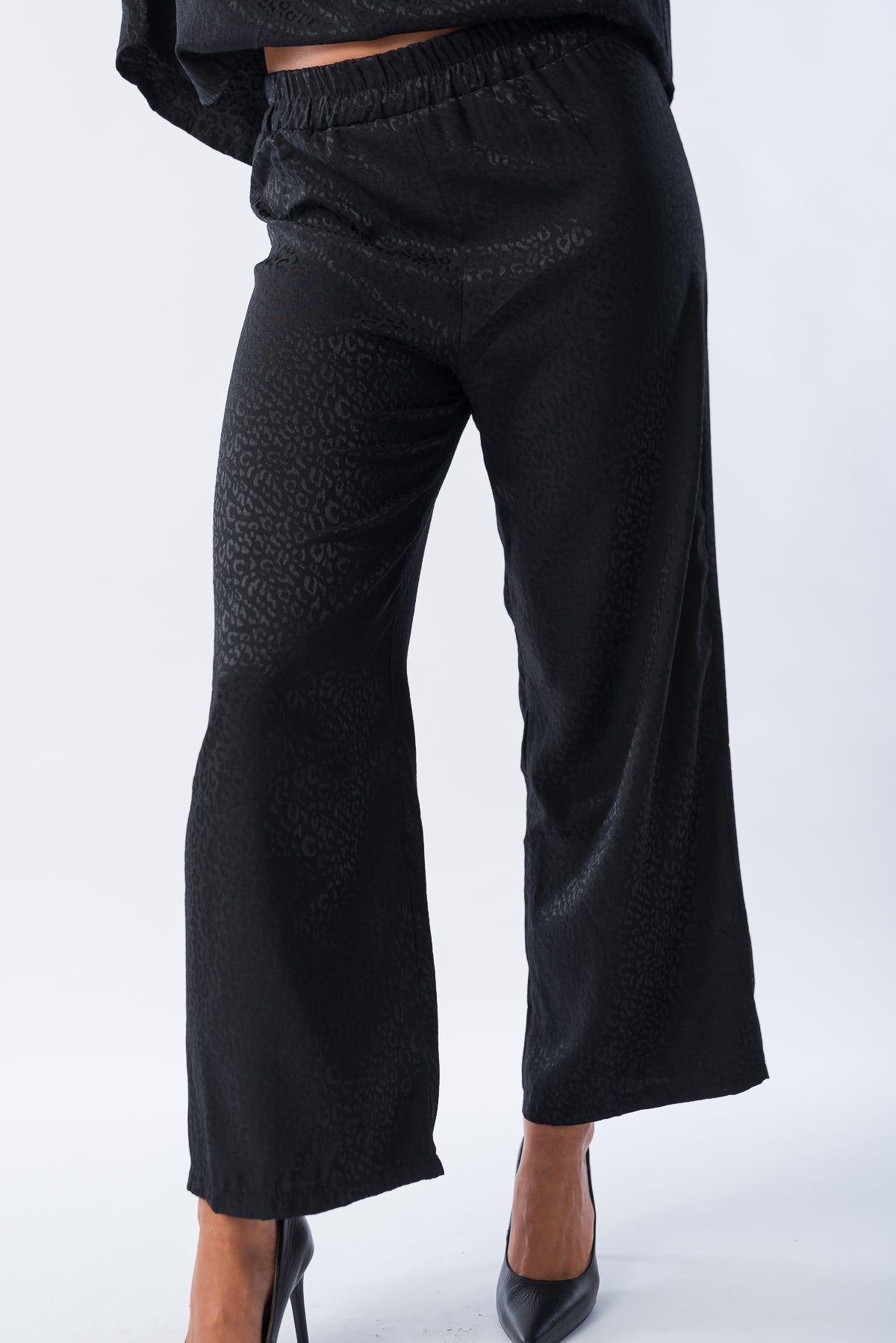 Detalle del Palazo Cir Negro mostrando la caída fluida